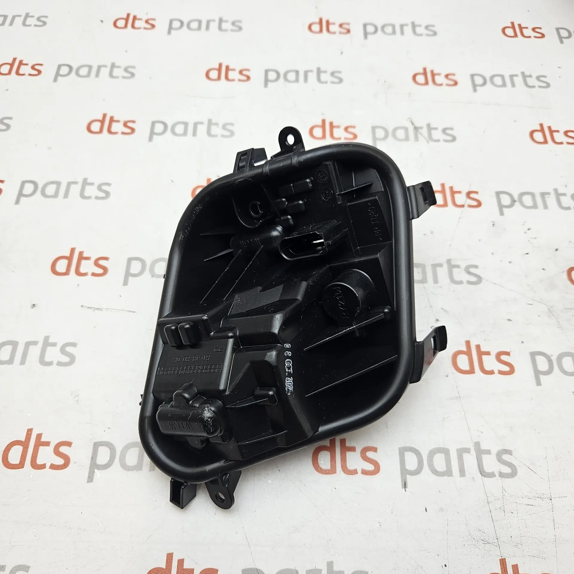 OEM VAG 8W9945258 – Right outer tail light bulb holder circuit plate