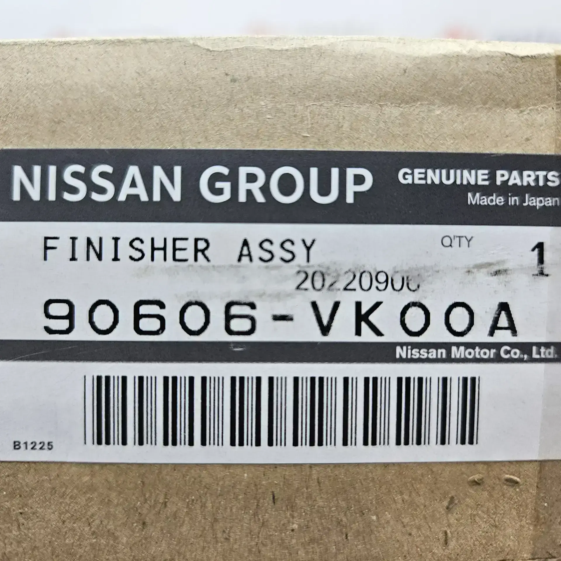 OEM Nissan 90606VK00A – Rear tailgate handle