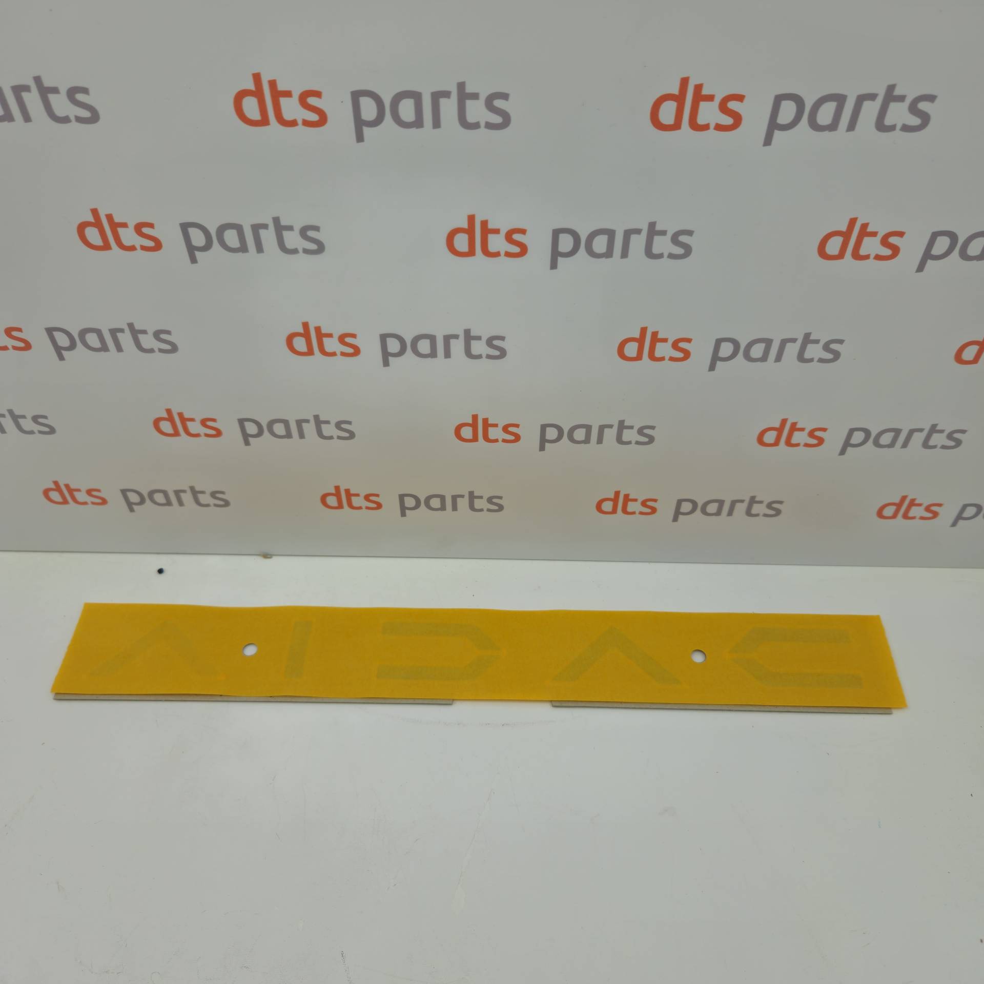 OEM Renault 908903544R – Rear trunk emblem