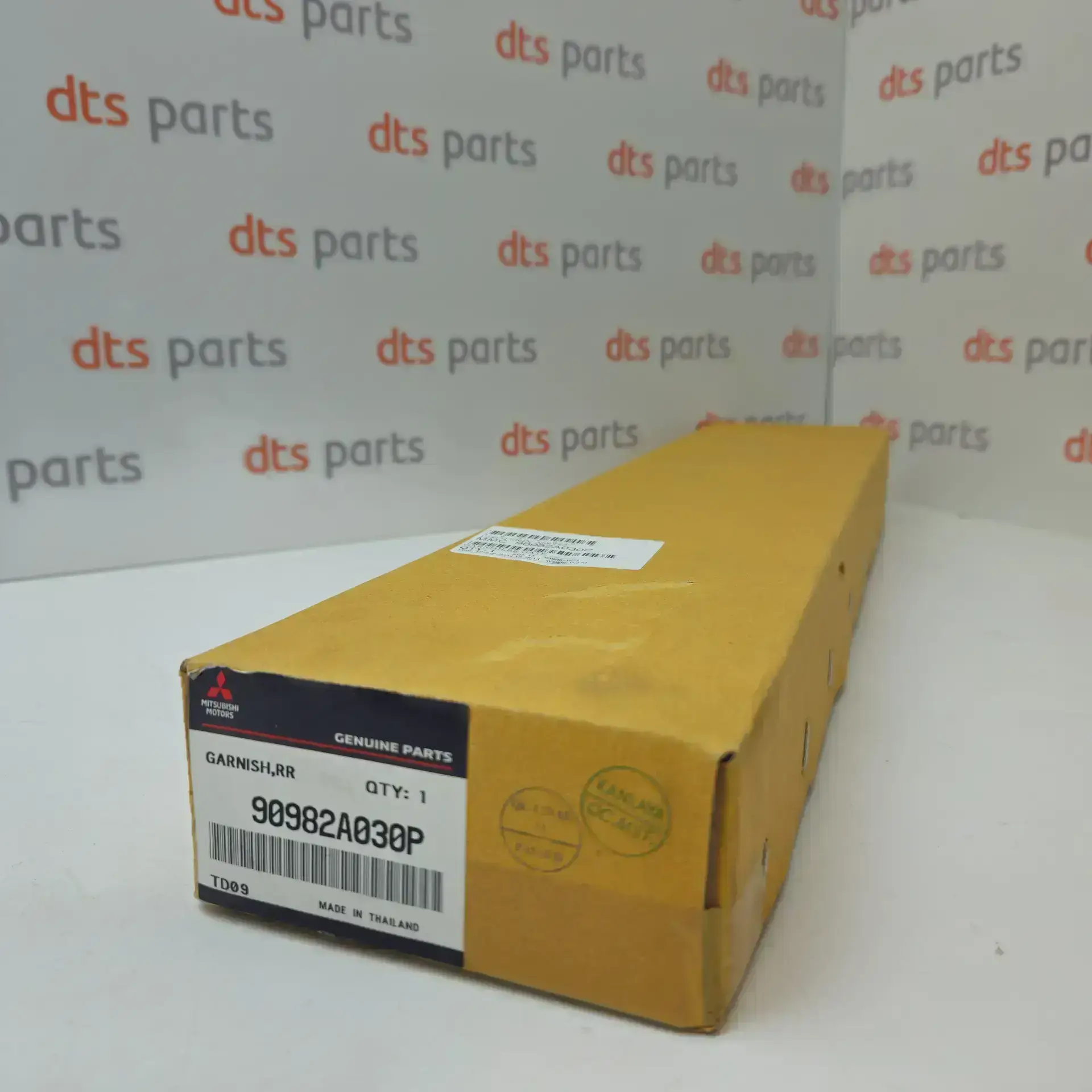 OEM Mitsubishi 90982A030P – Tailgate handle garnish