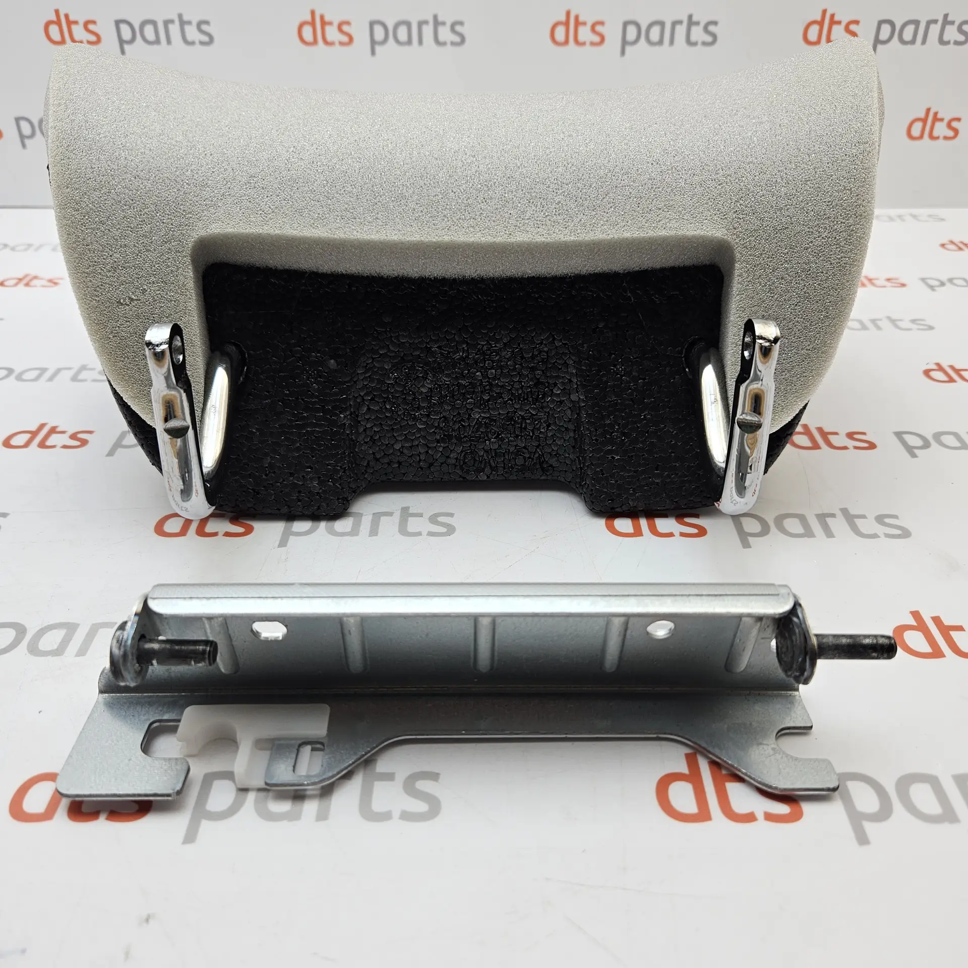 OEM Volvo 9123927 – Headrest (Rear, Outer)
