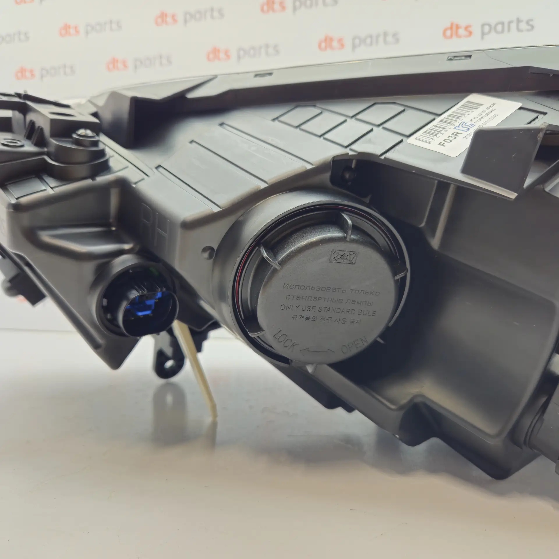 OEM Hyundai 921023Z530 – Front, right headlight
