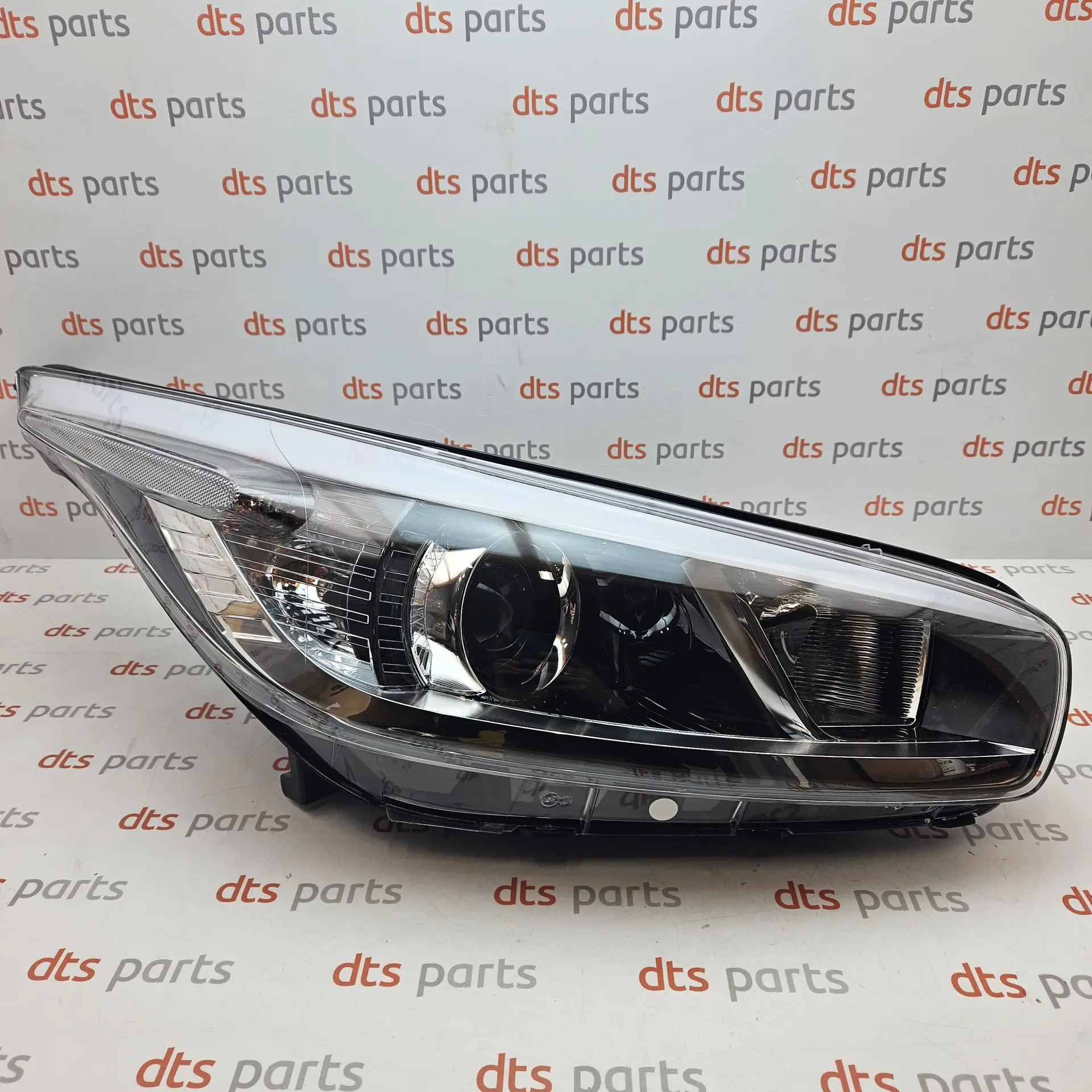 OEM Kia 92102A2010 – Front right headlight