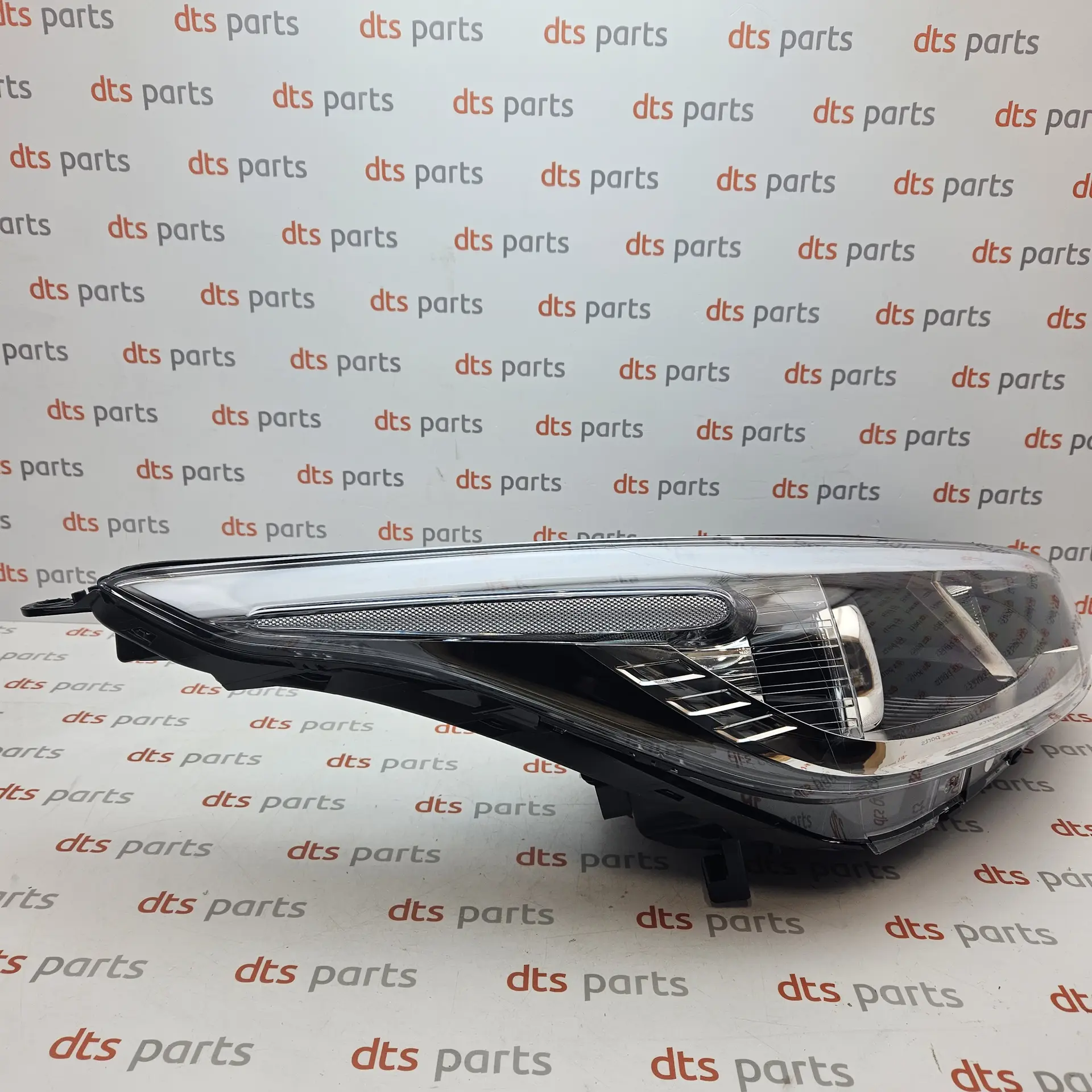 OEM Kia 92102A2010 – Front right headlight
