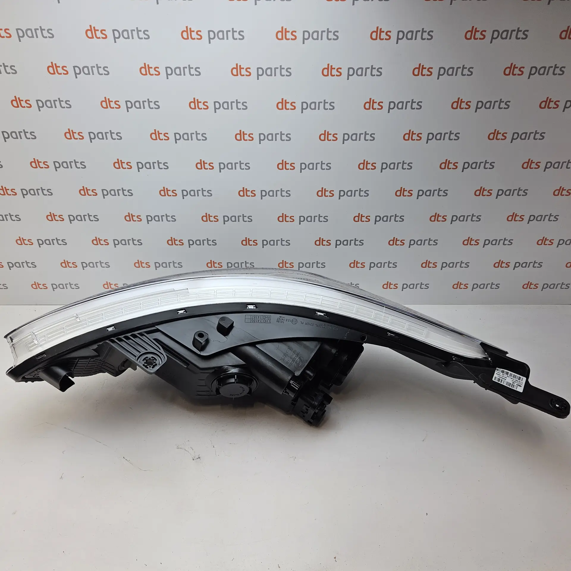 OEM Hyundai 92102C8200 – Front right LED headlight