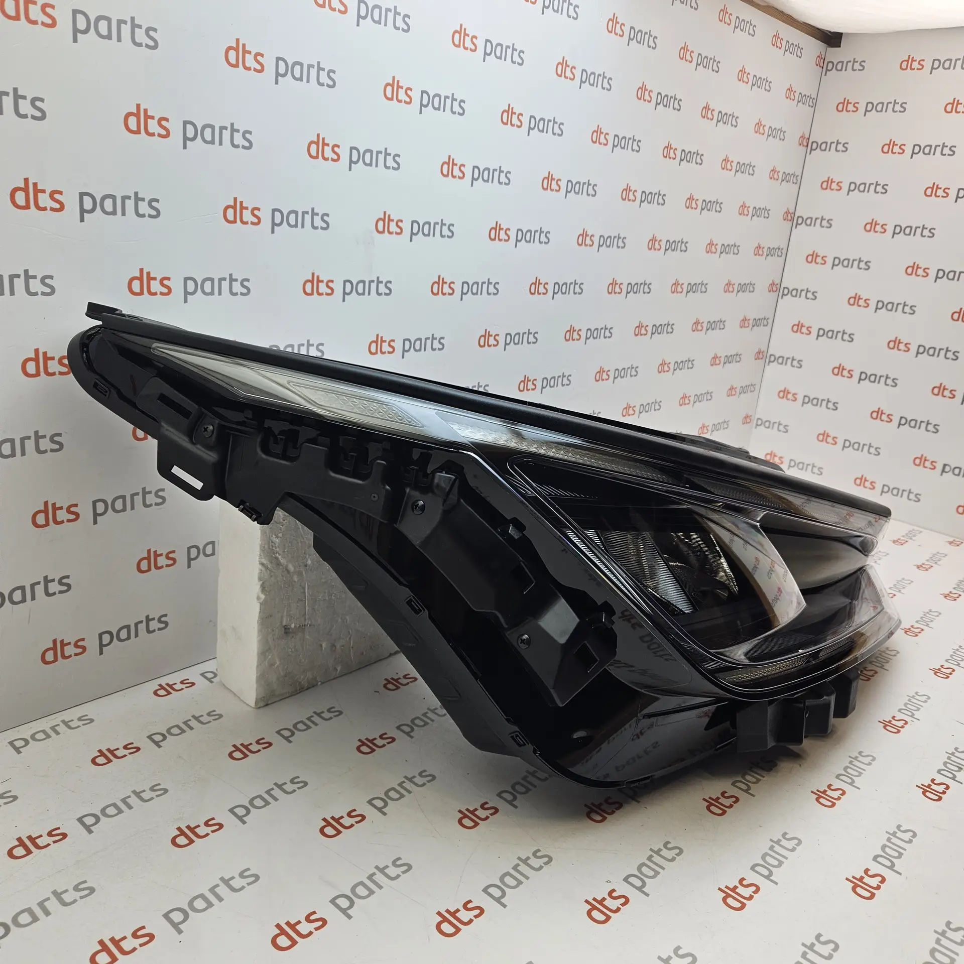 OEM Kia 92102CV000 – Front right headlight