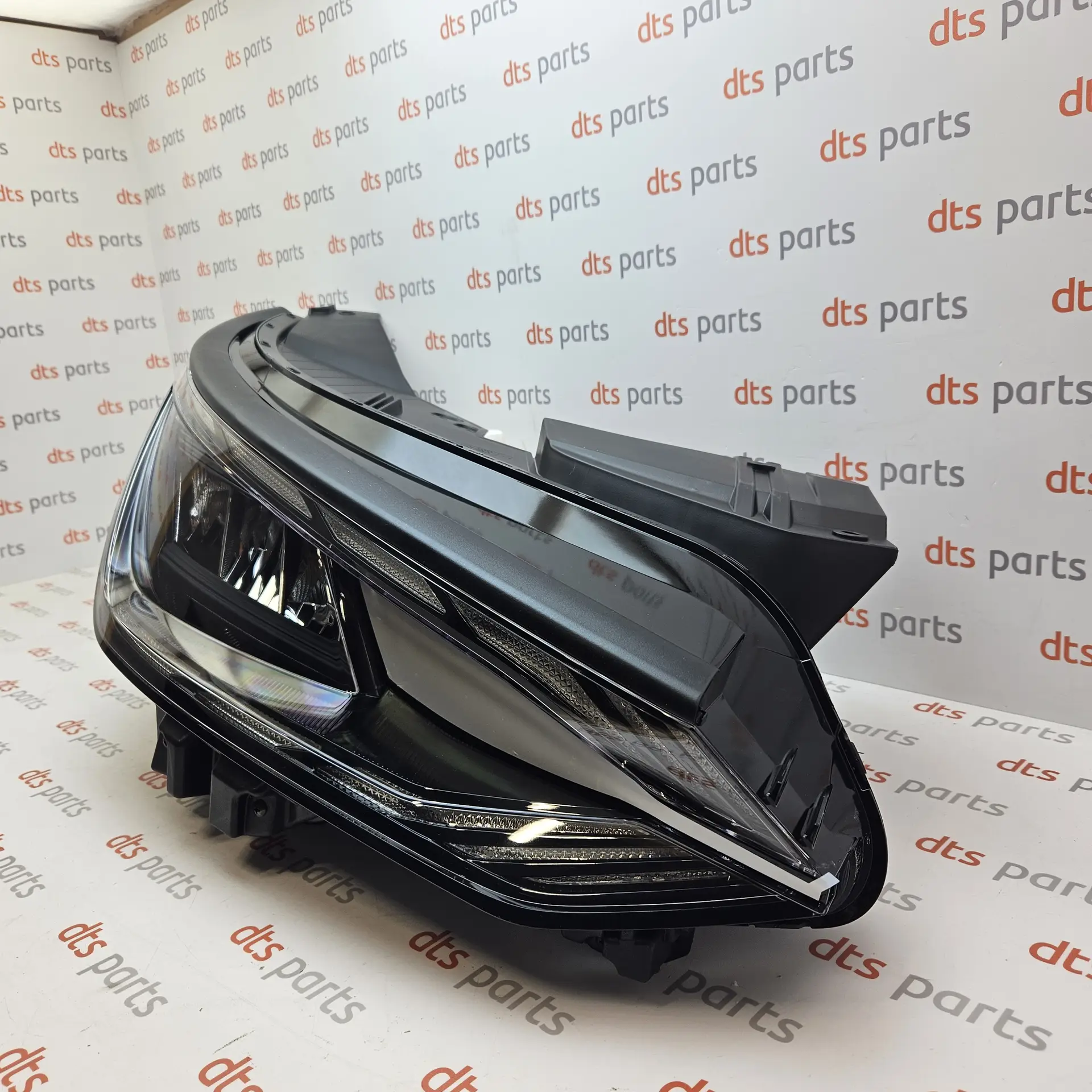 OEM Kia 92102CV000 – Front right headlight