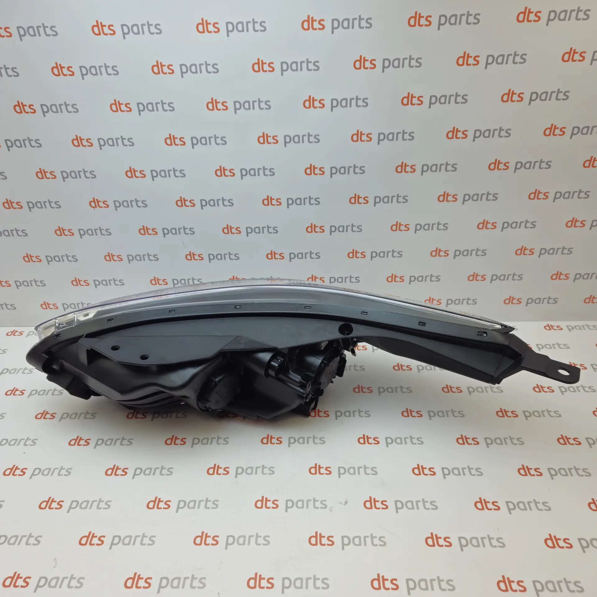 OEM Kia 92102J7050 – Front right LED headlight