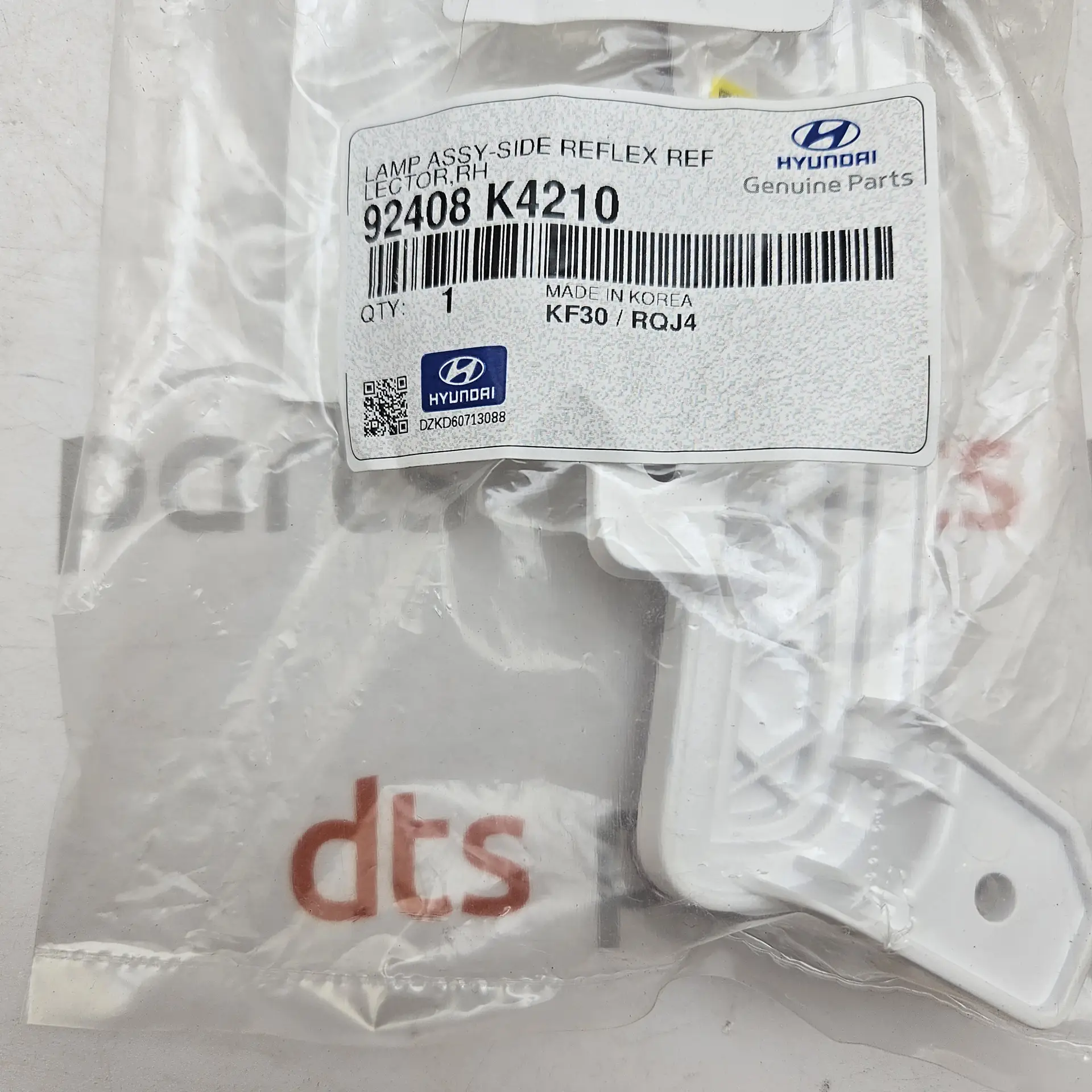 OEM Hyundai 92408K4210 – Front right side bumper reflector