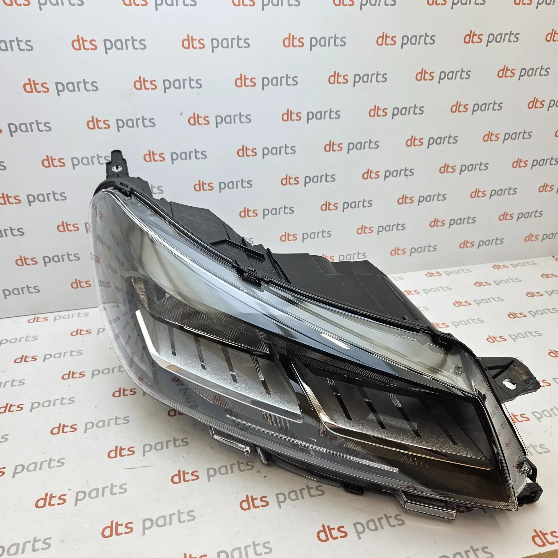 OEM PSA 9847197880 – Front right-hand main halogen headlight assembly
