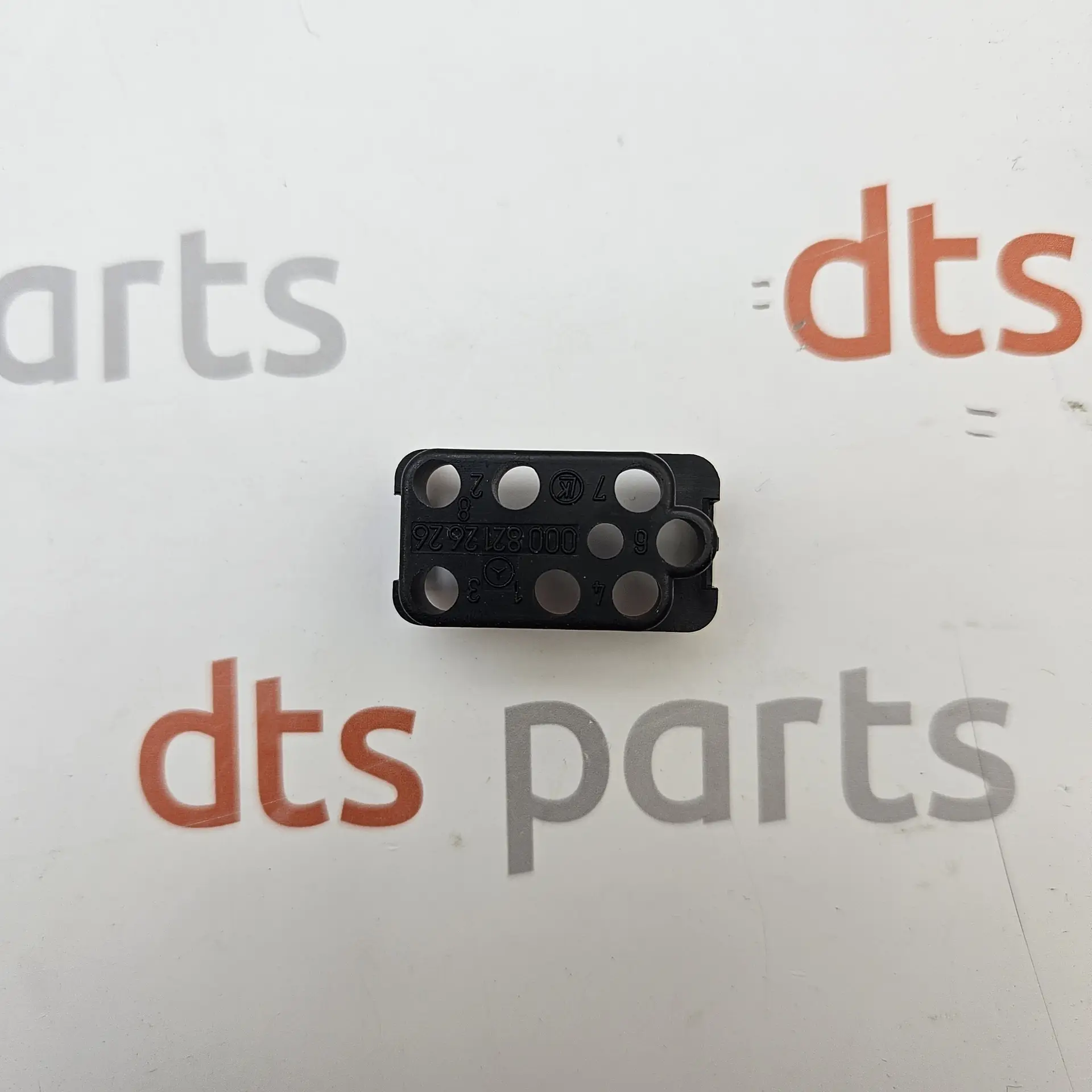 OEM Mercedes Benz A0008212626 – 7-Pole Electrical Plug / Connector Housing