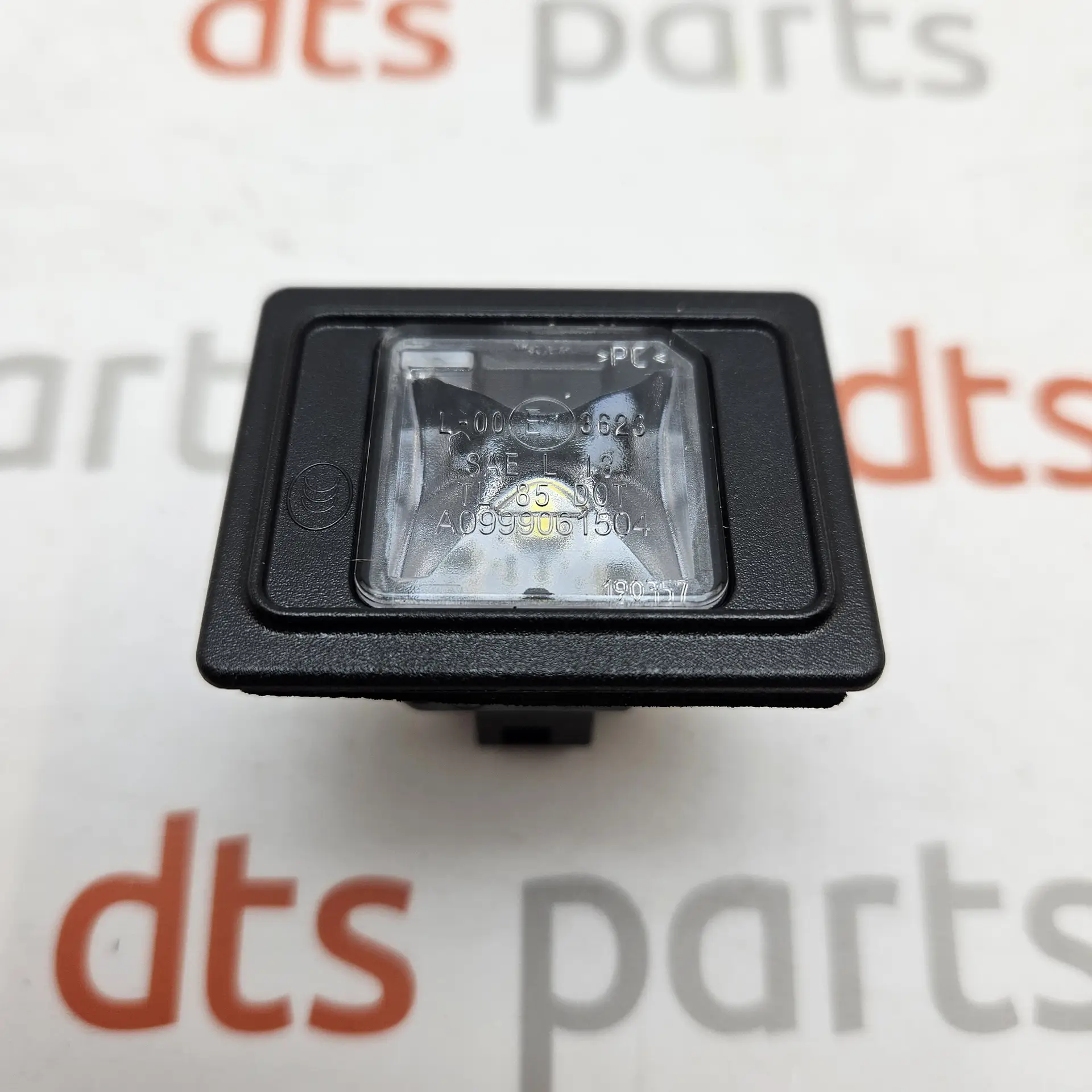OEM Mercedes A0999061504 – License plate lamp