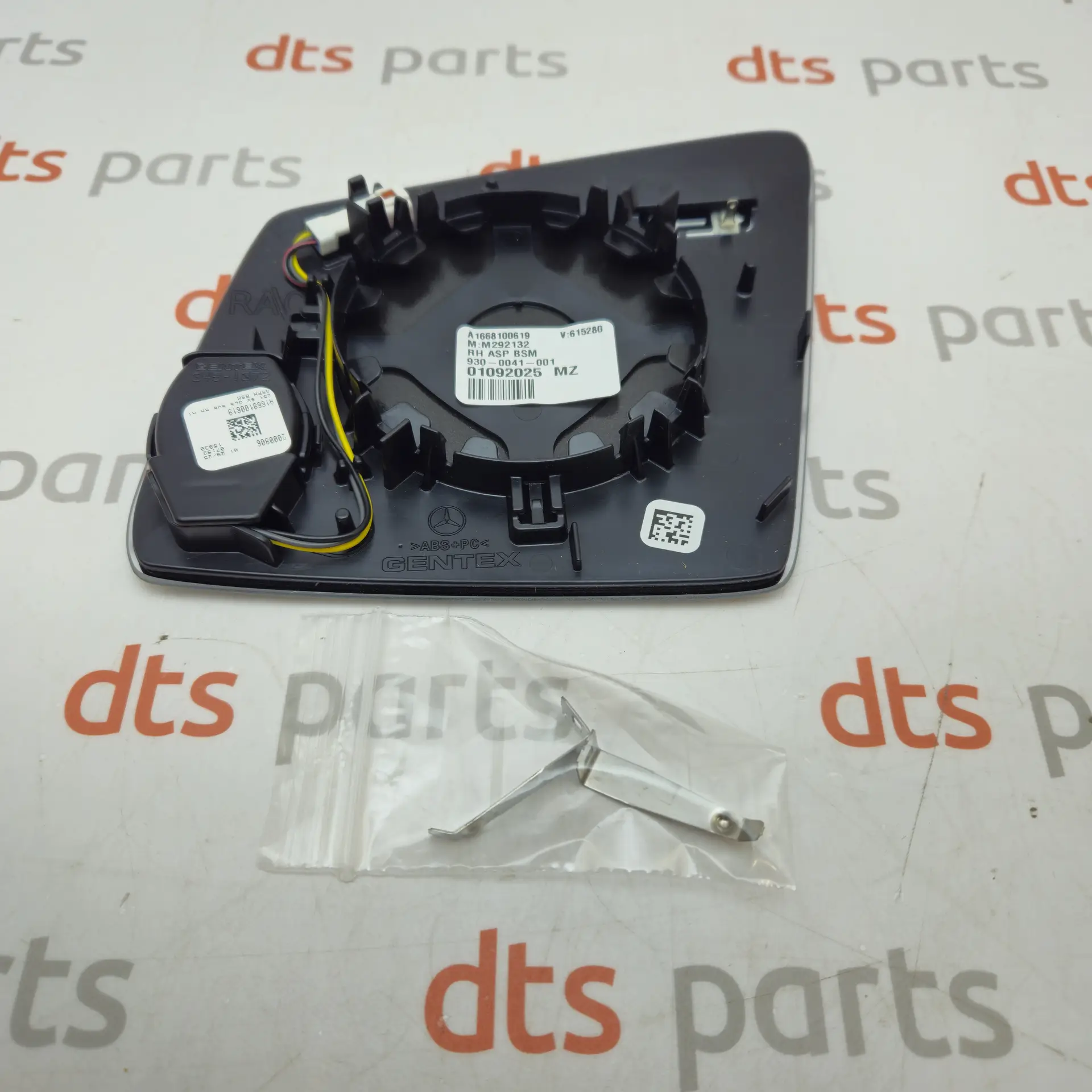 OEM Mercedes A1668100619 – Right mirror glass