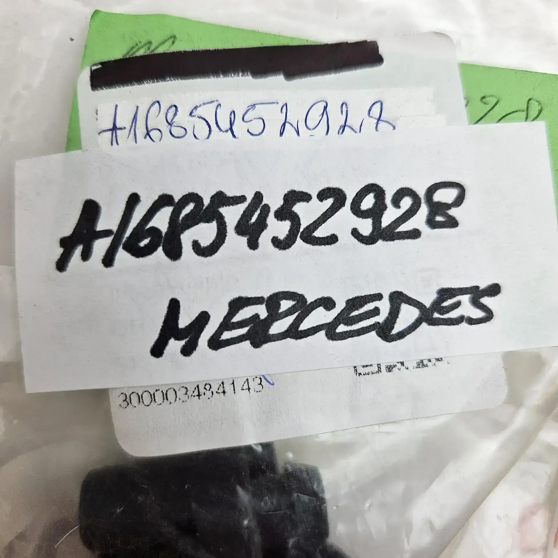 OEM Mercedes A1685452928 – Fuel injector plug housing