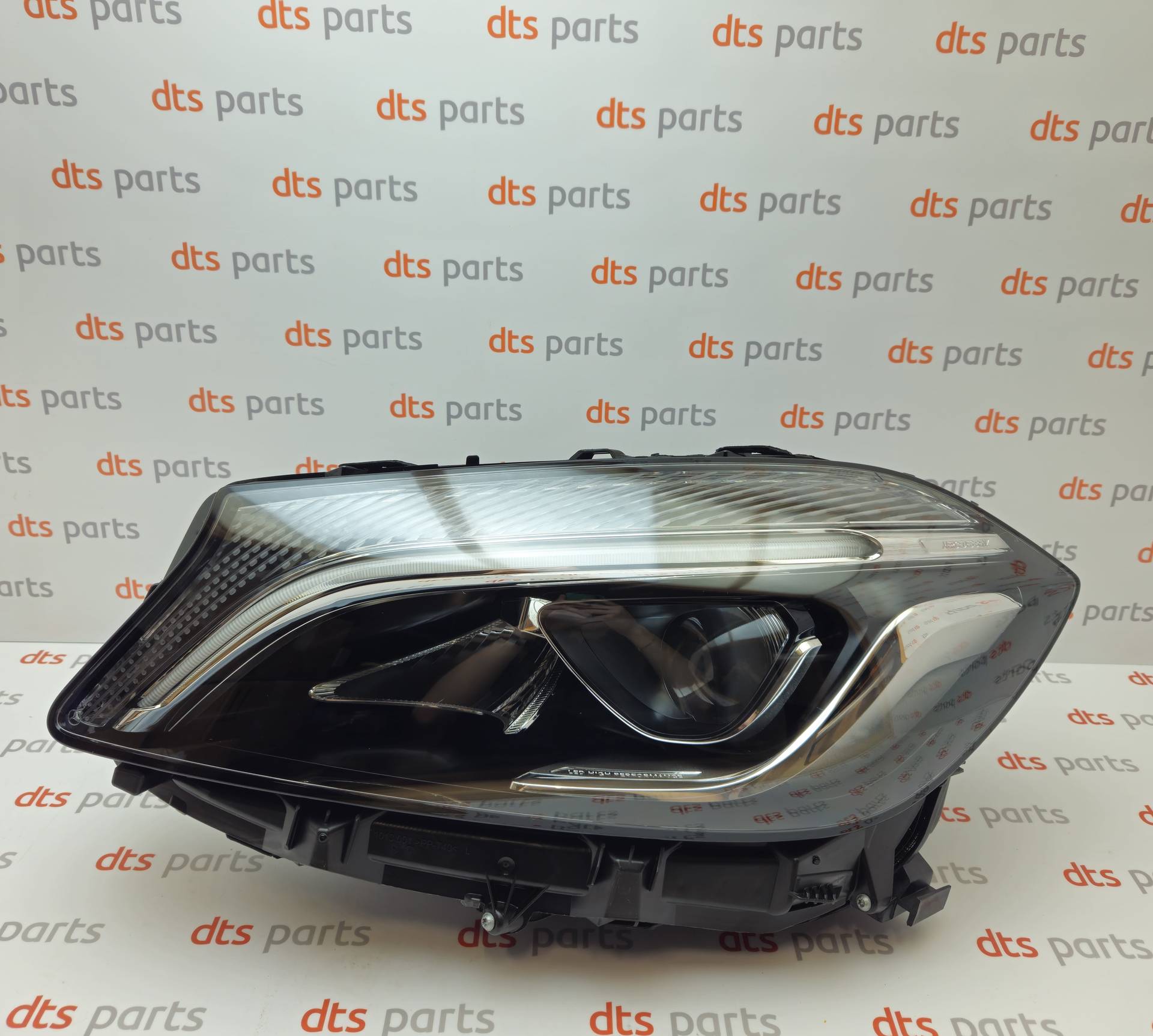 OEM Mercedes Benz A1769065900 – Front left LED headlight