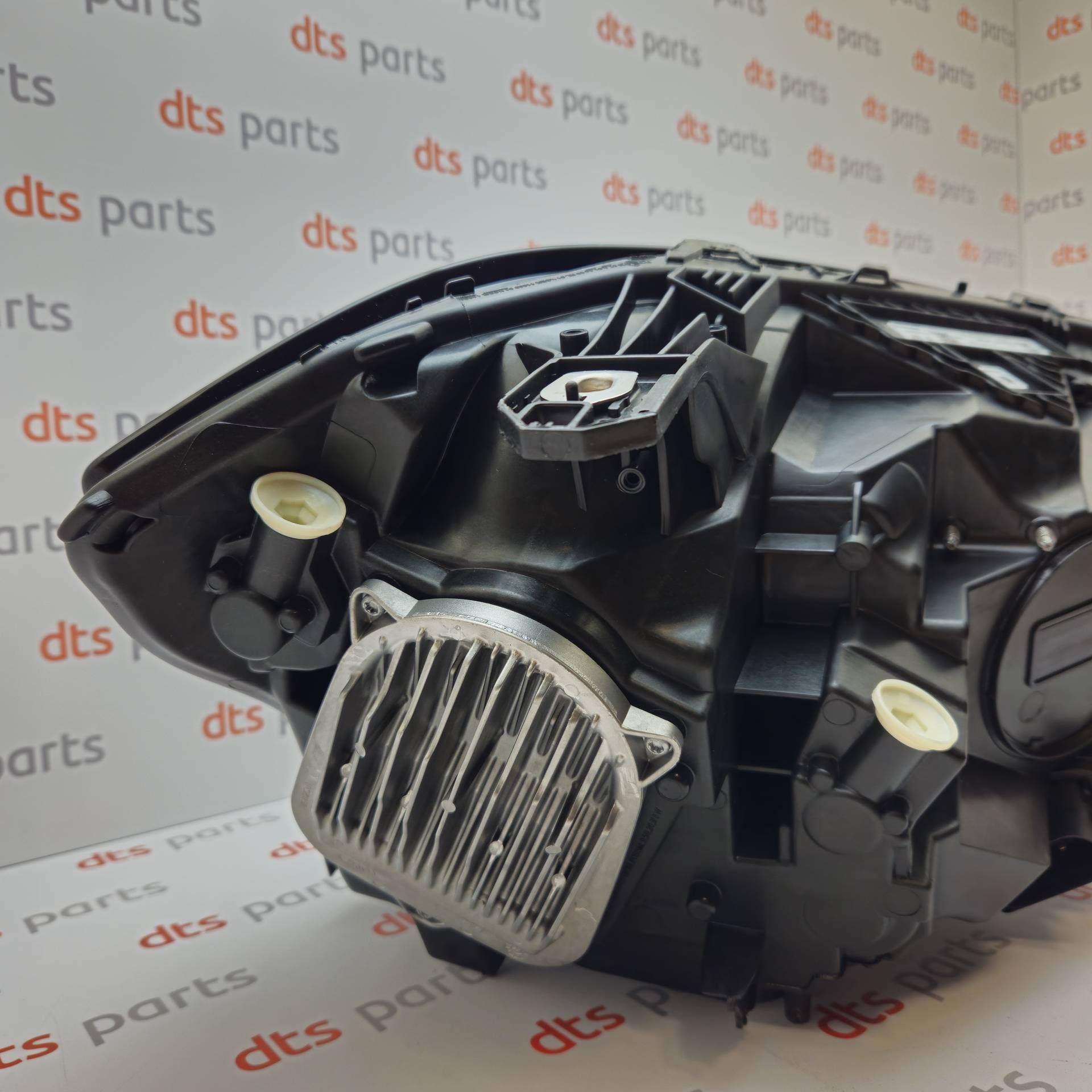 OEM Mercedes Benz A1769065900 – Front left LED headlight
