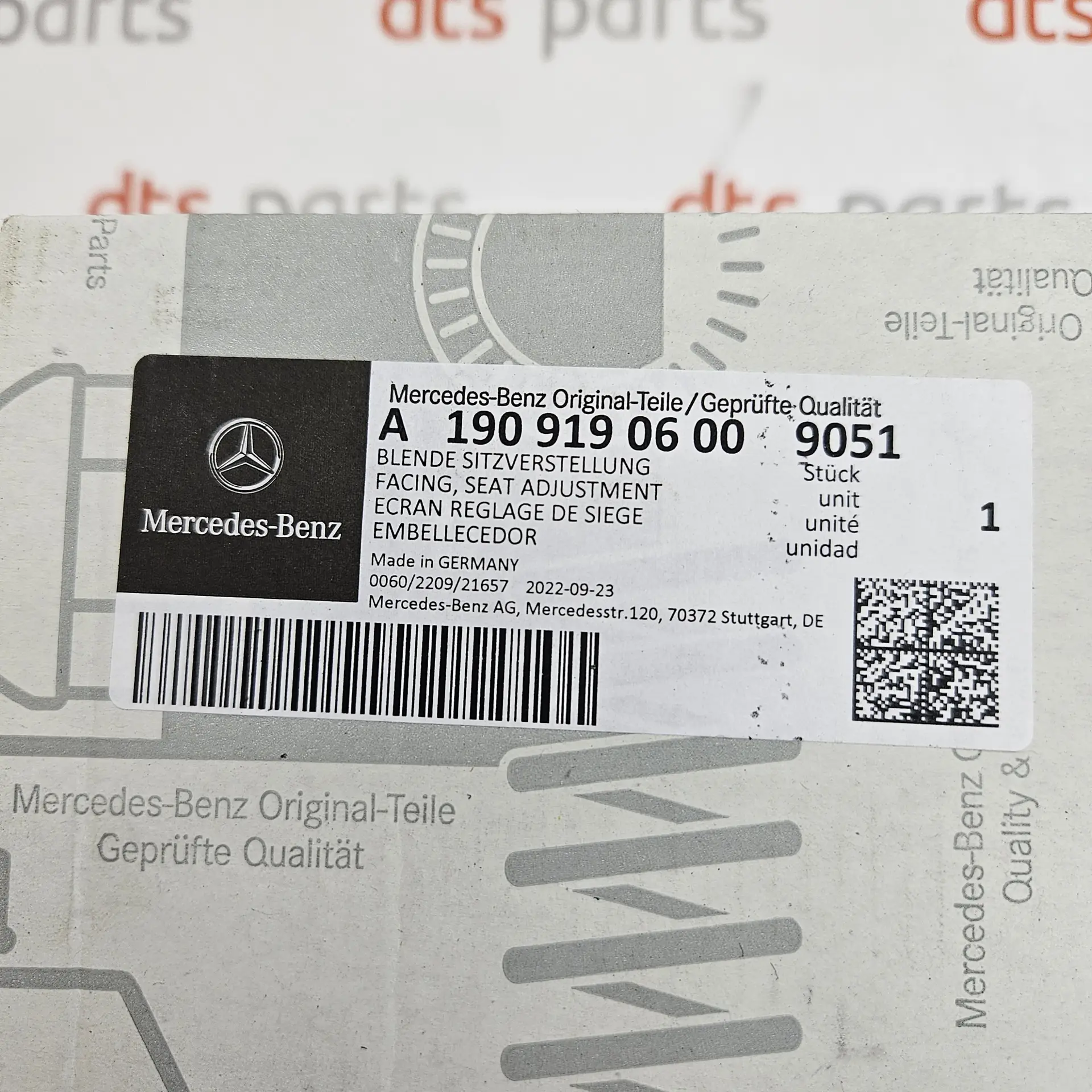 OEM Mercedes Benz A19091906009051 – Front seat guide rail cover cap