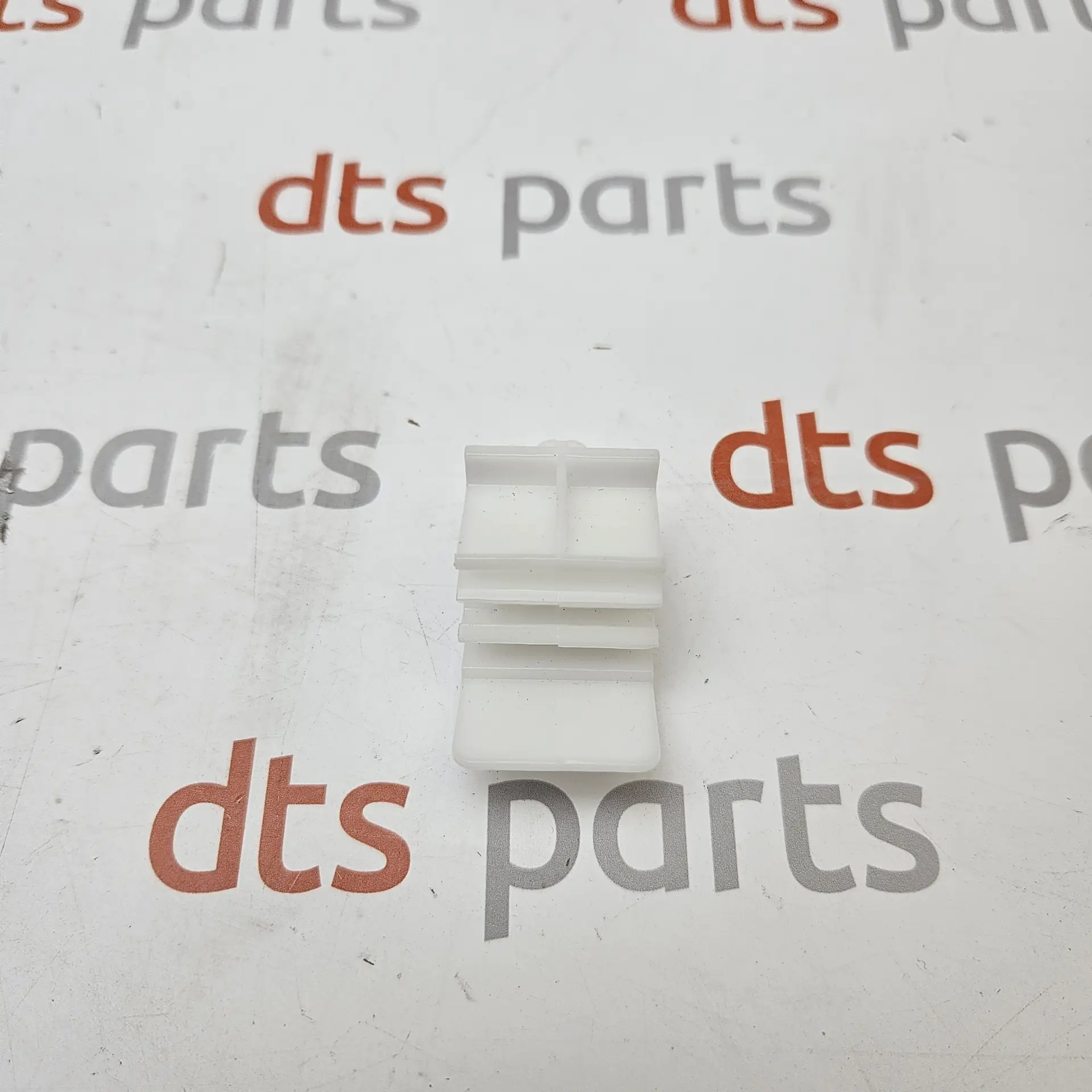 OEM Mercedes Benz A2039880678 – Rocker panel side skirt moulding trim clip
