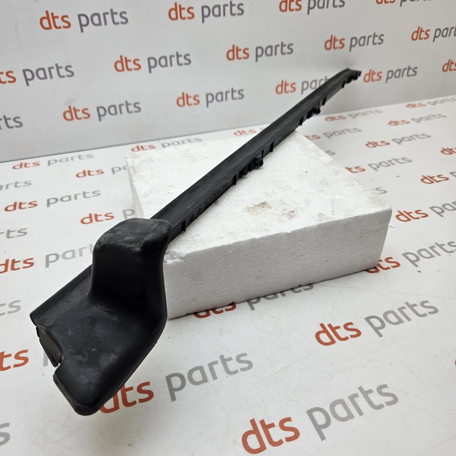 OEM Mercedes A2186902962 – Rear left door deflector strip