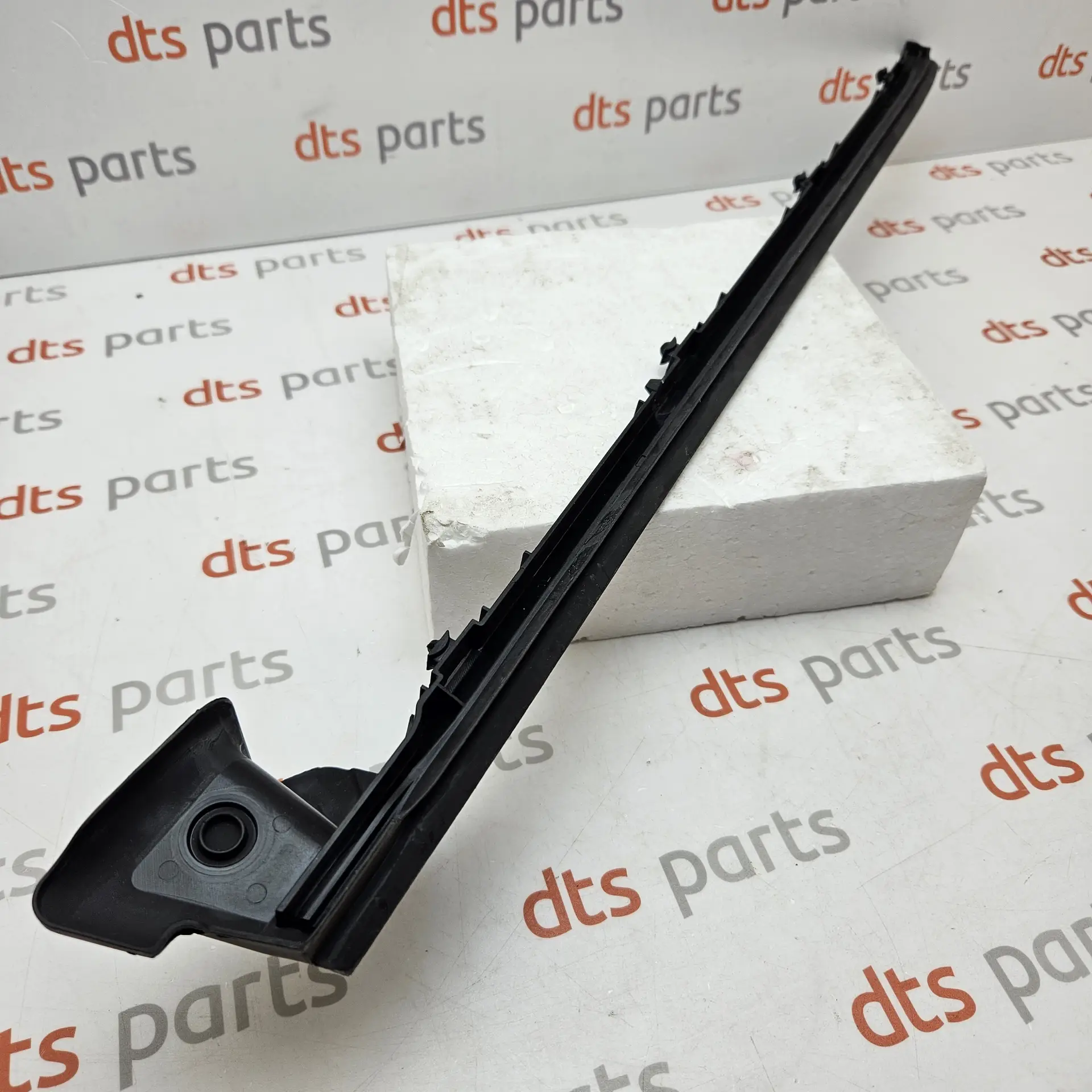 OEM Mercedes A2186902962 – Rear left door deflector strip