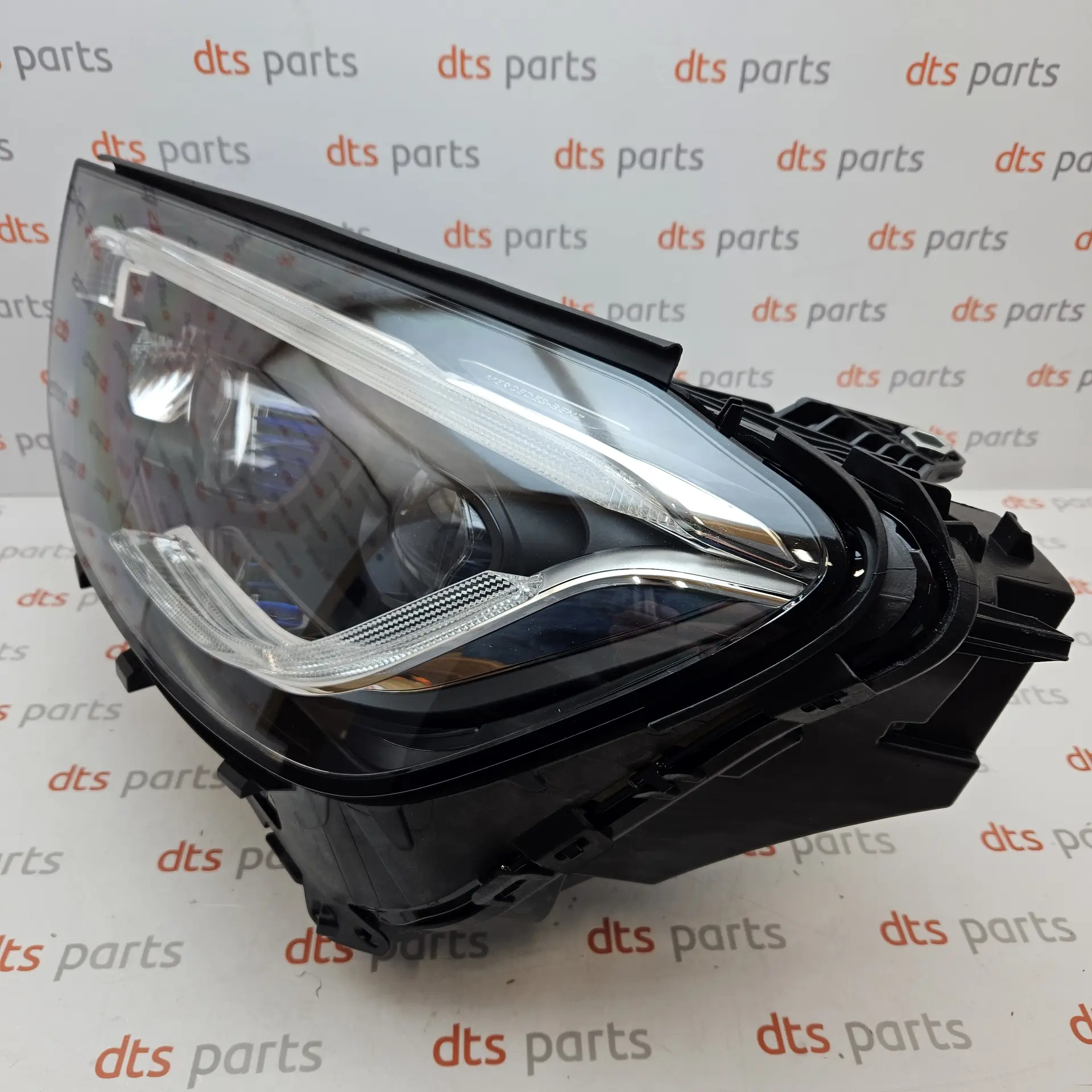 OEM Mercedes A2539067103 – Front left headlight