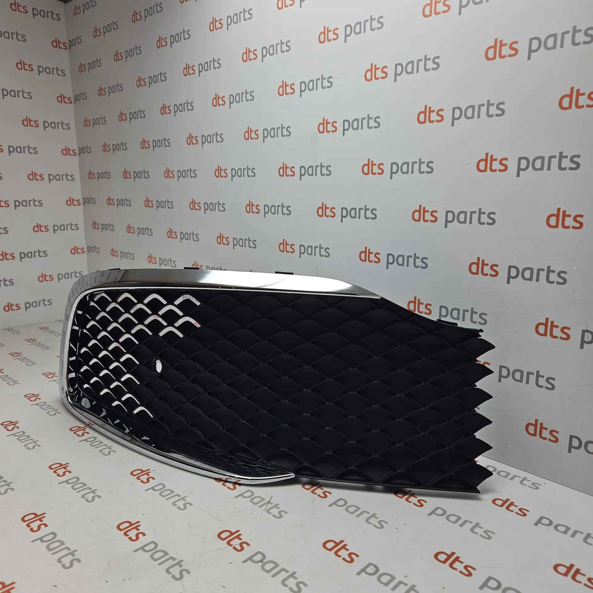 OEM Mercedes A44788029017F24 – Front bumper grille