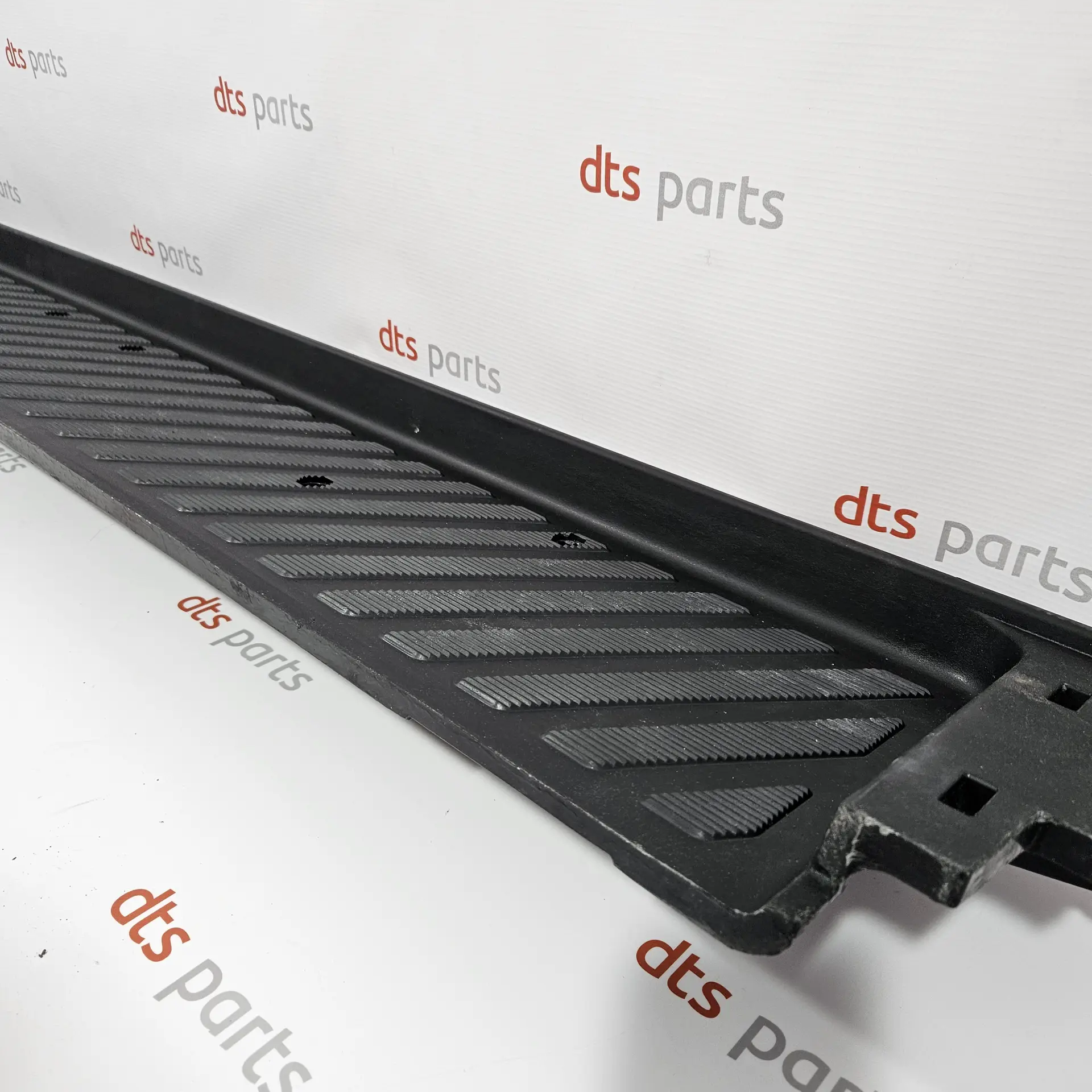 OEM Mercedes A90668607109E80 – Right Side Sliding Door Entrance Step Panel Trim