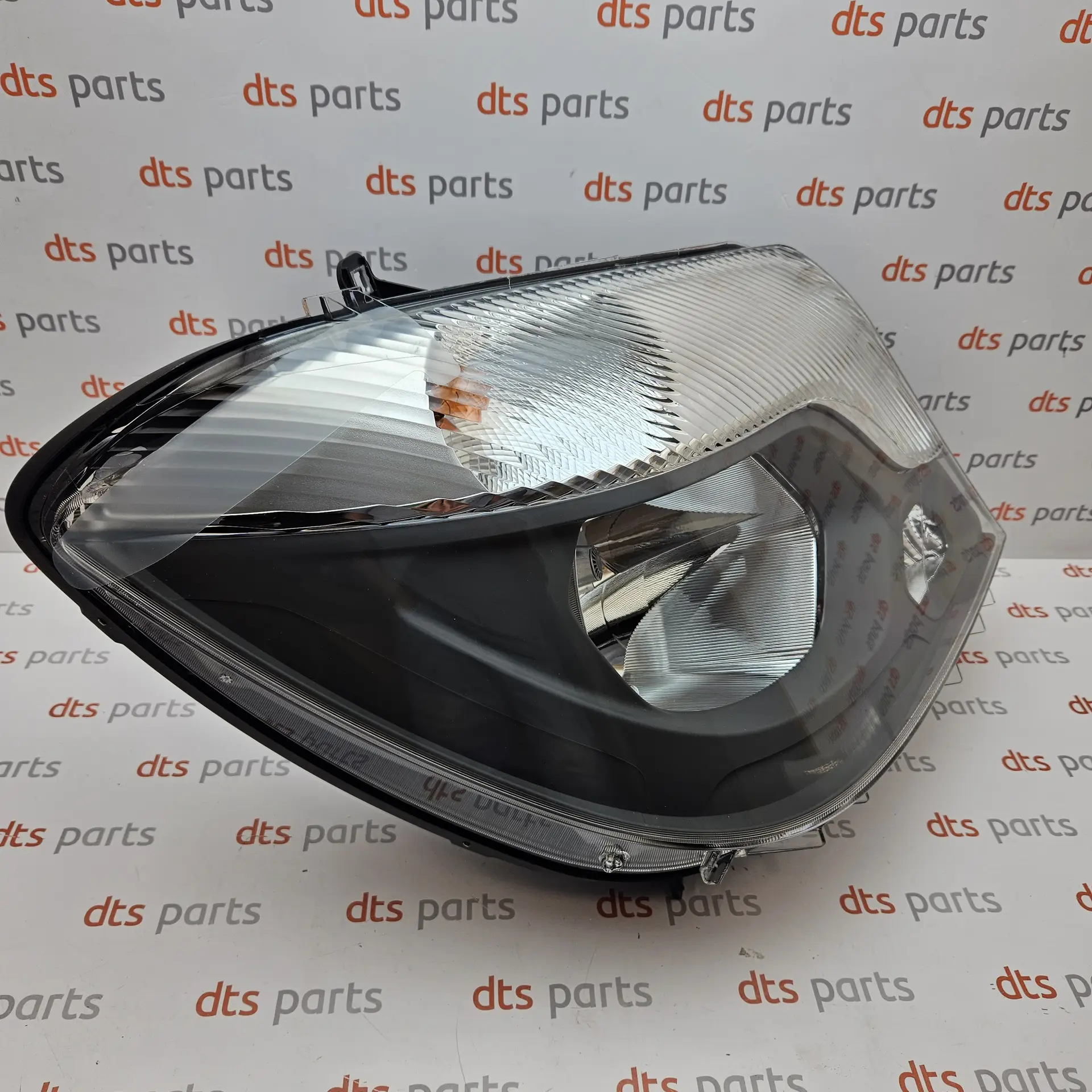 OEM Mercedes Benz A906820570064 – Main Headlight Assembly