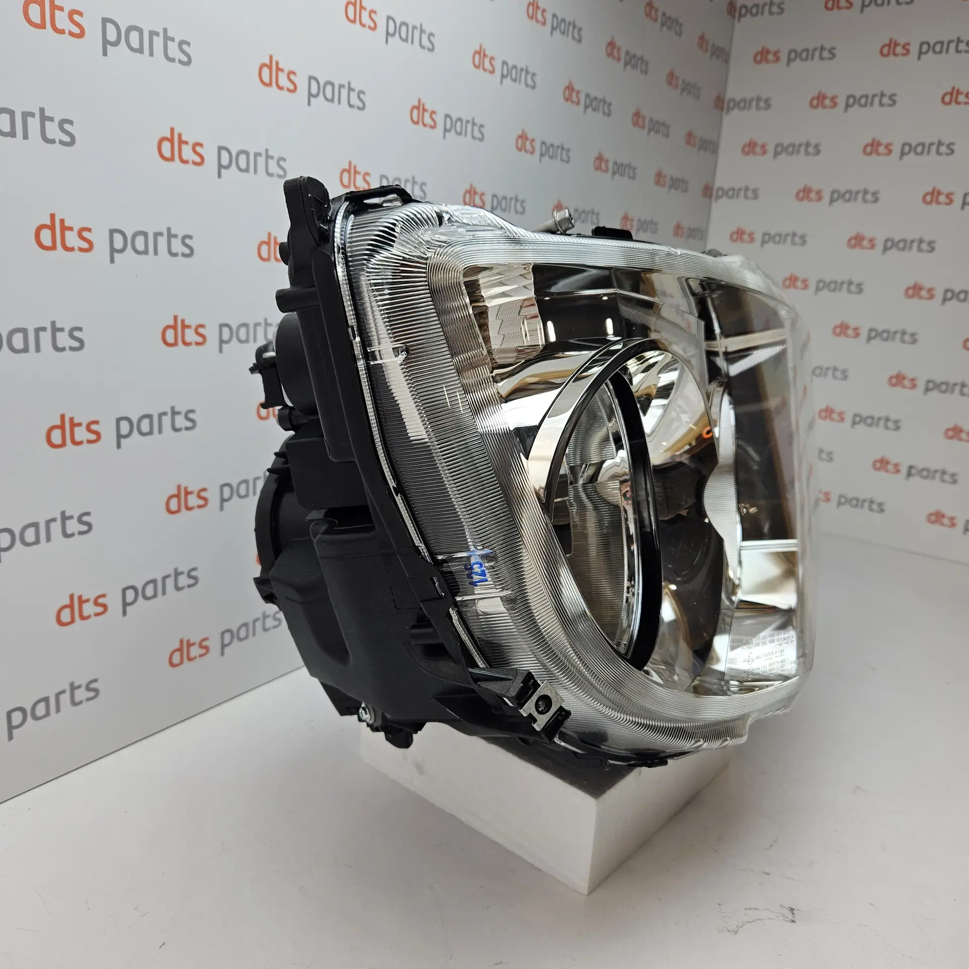 OEM Mercedes Benz A9618208961 – Front right headlight