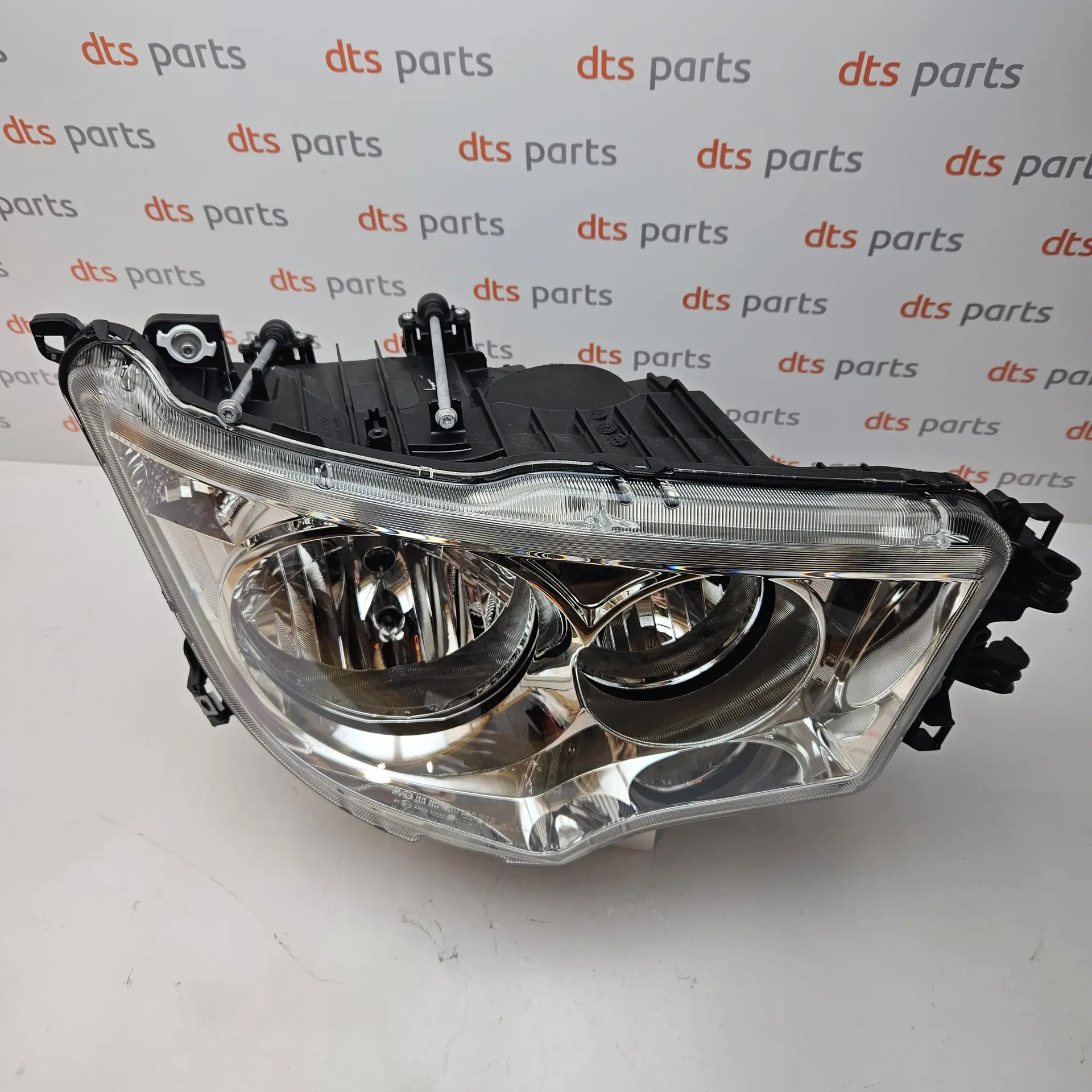 OEM Mercedes Benz A9618208961 – Front right headlight