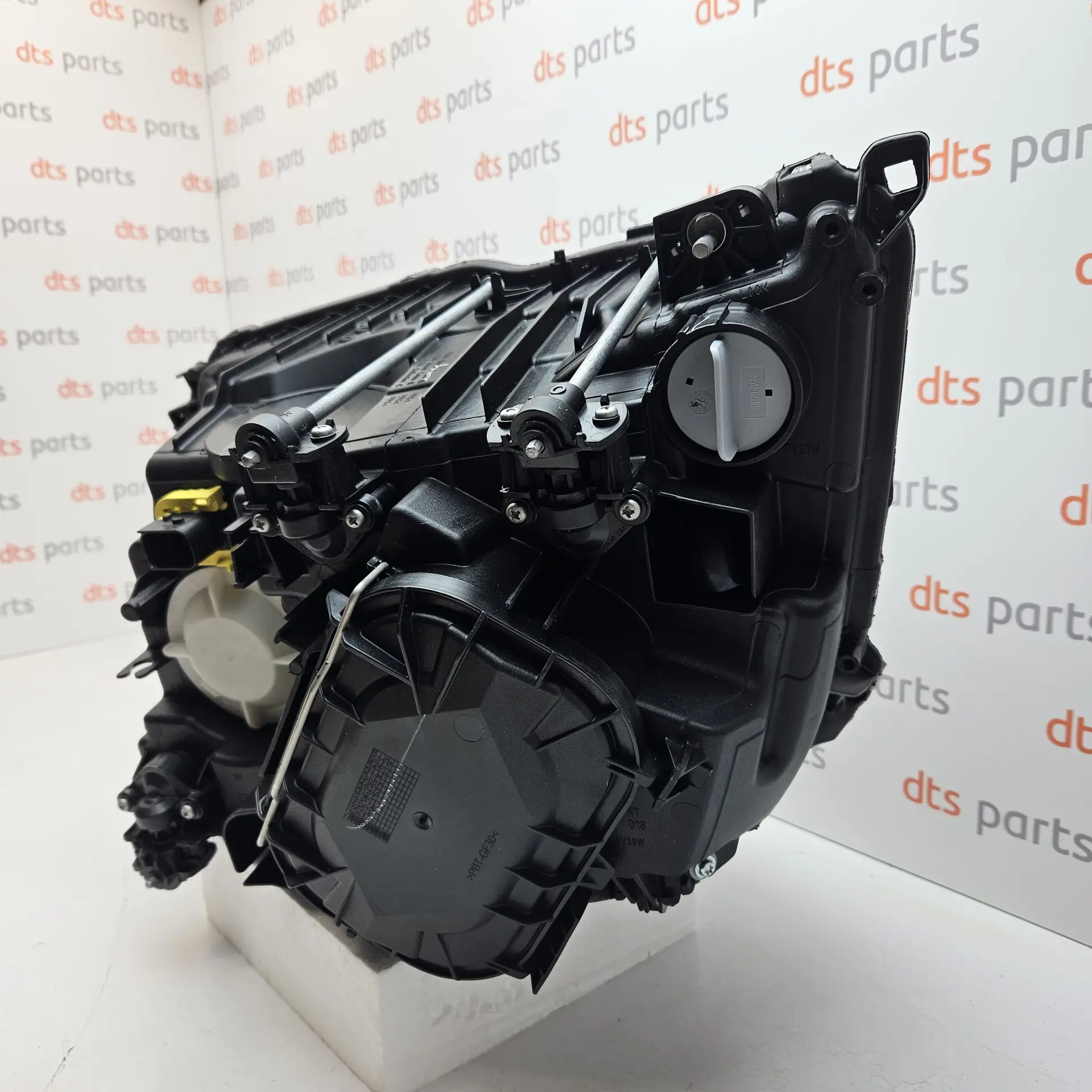 OEM Mercedes Benz A9618208961 – Front right headlight
