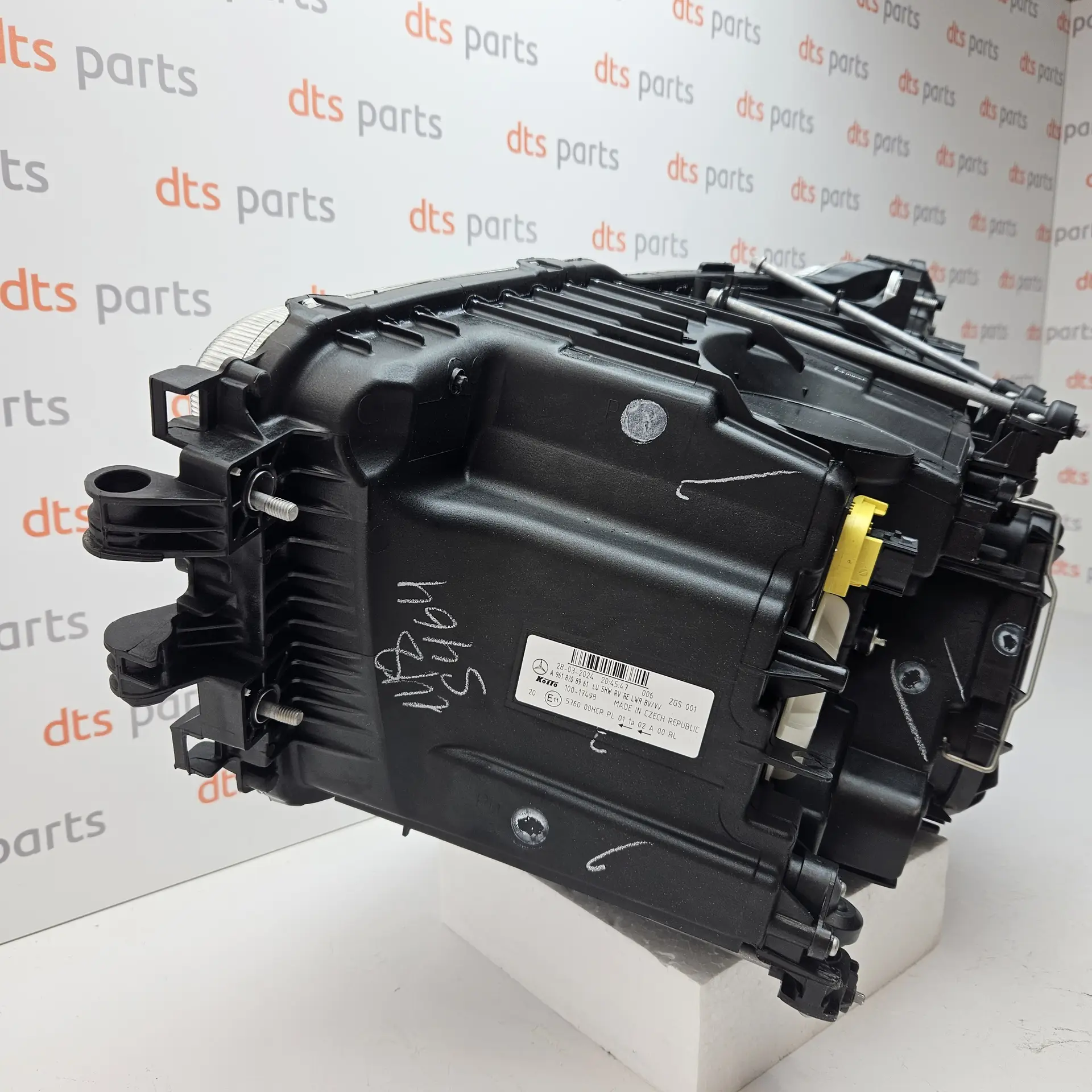 OEM Mercedes Benz A9618208961 – Front right headlight