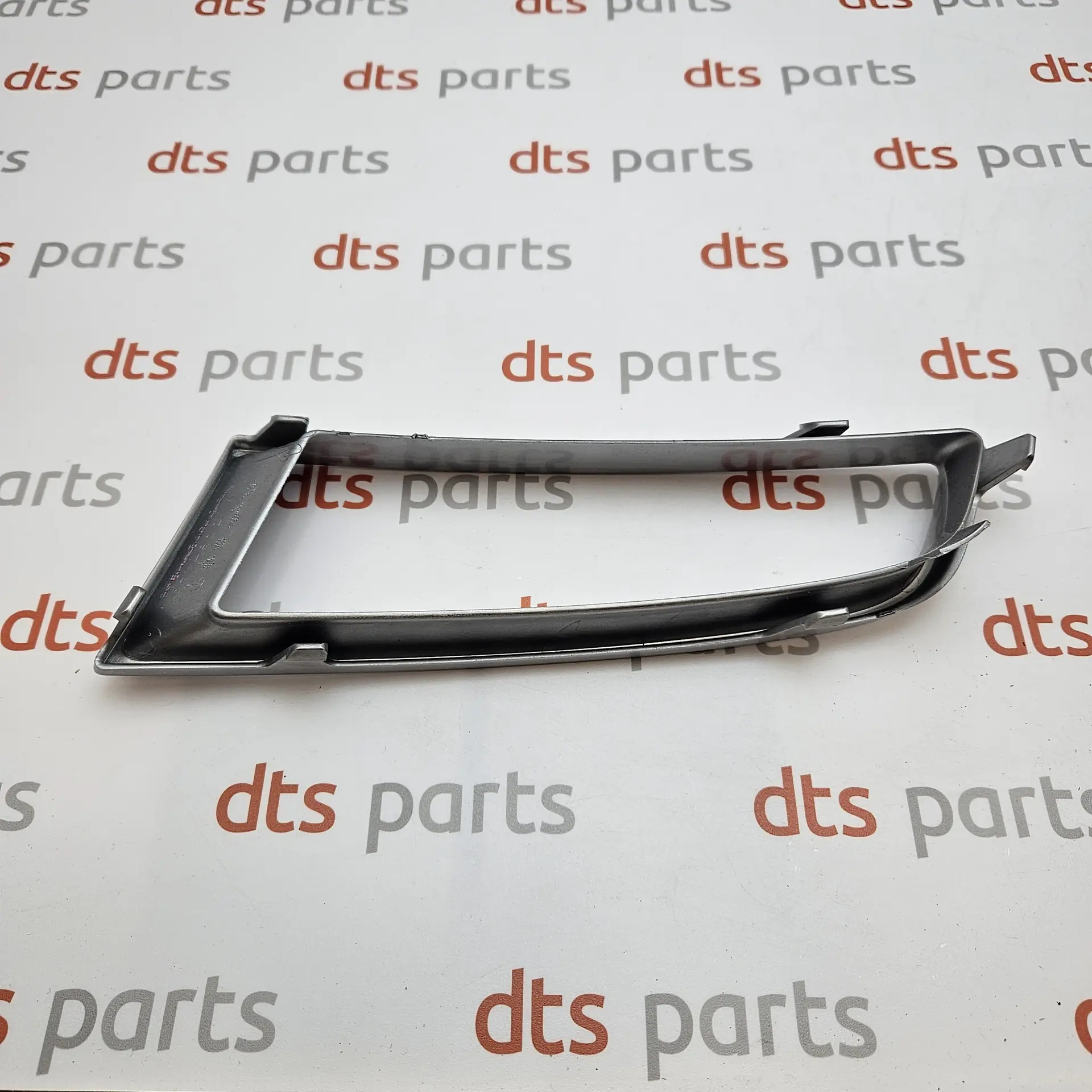 OEM Mazda BR5H50C12 – Front right fog light cover