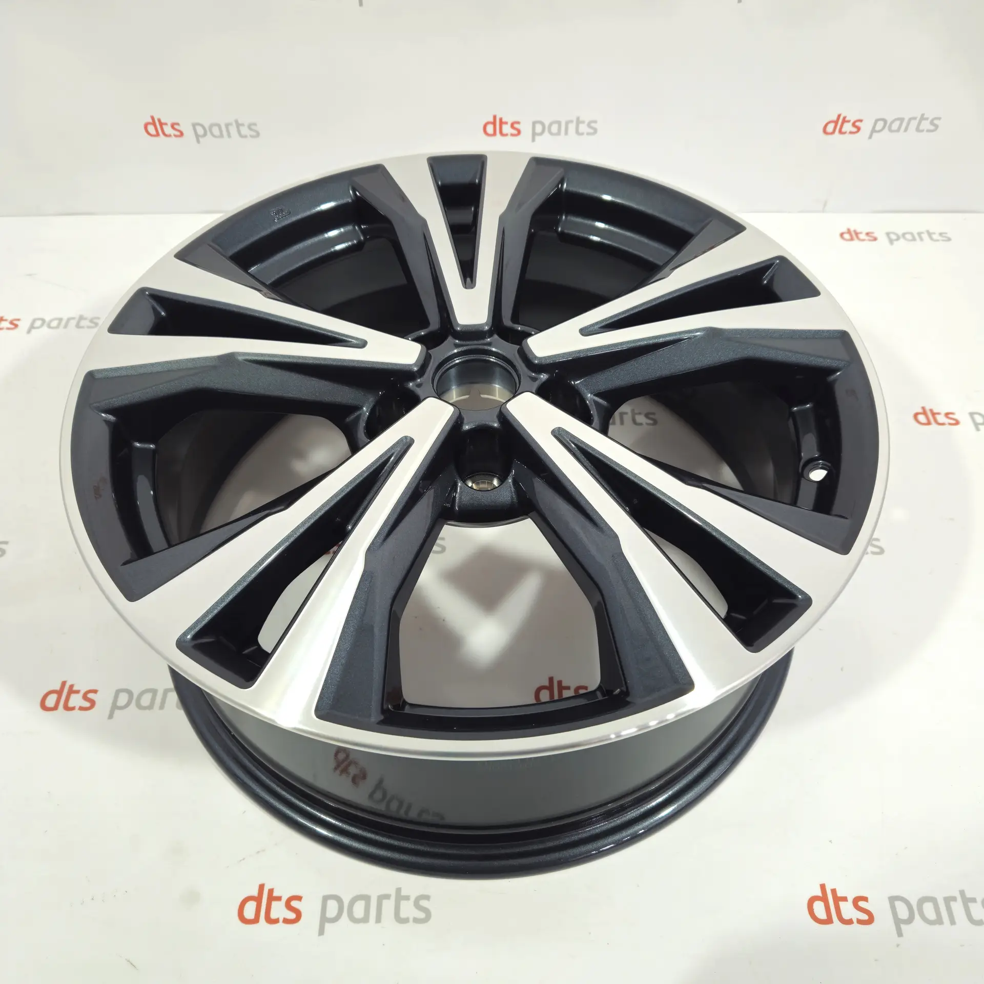 OEM Nissan D0300HV03A – 18" alloy wheel