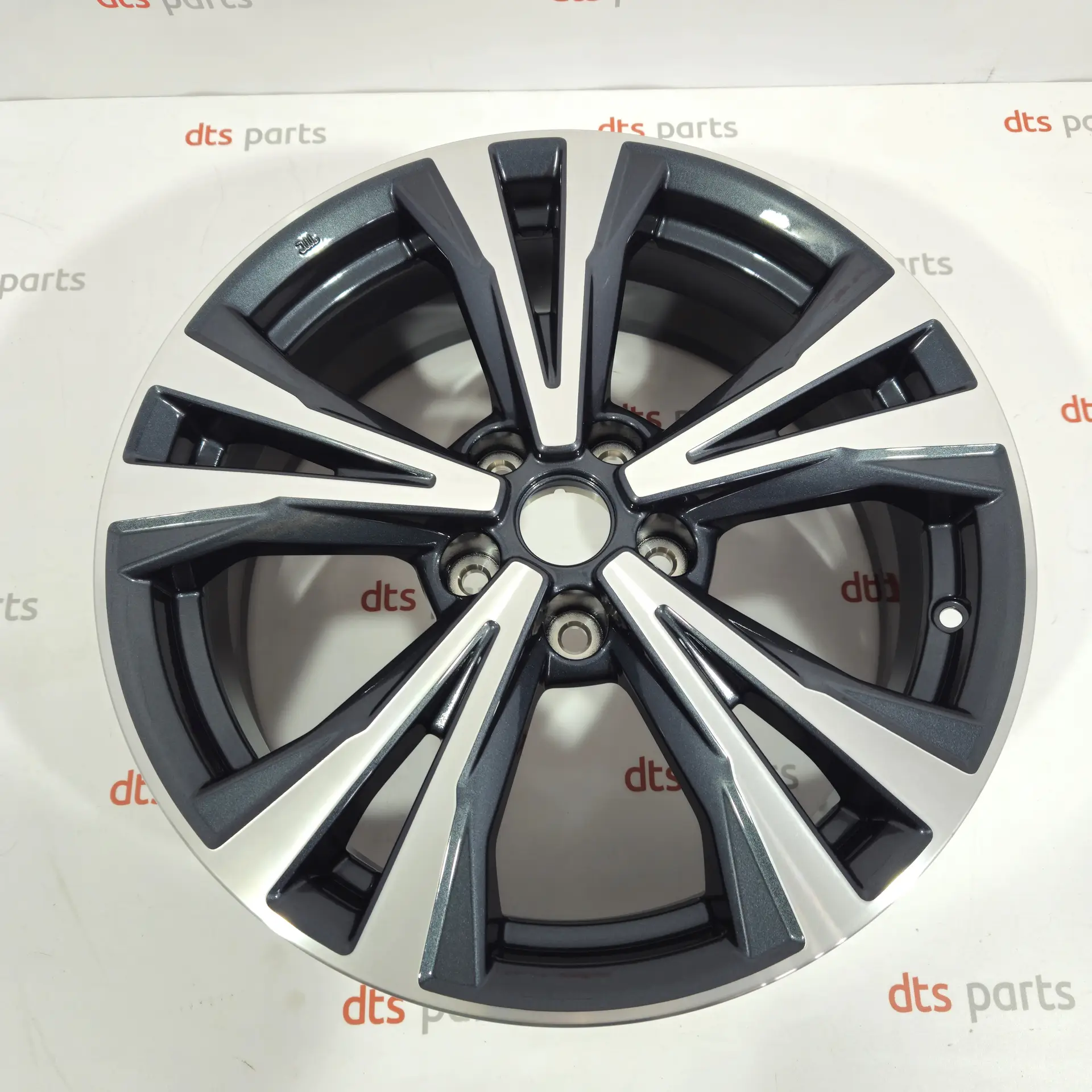 OEM Nissan D0300HV03A – 18" alloy wheel