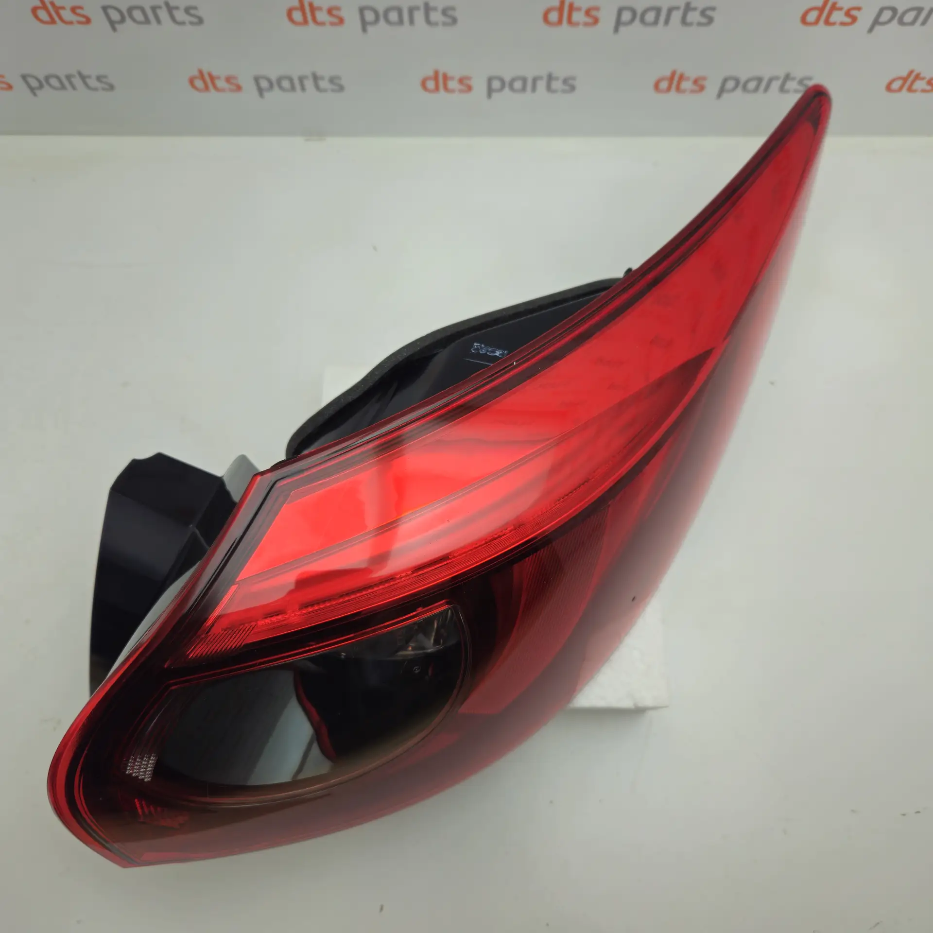 OEM Mazda K07051150D – Rear right taillight