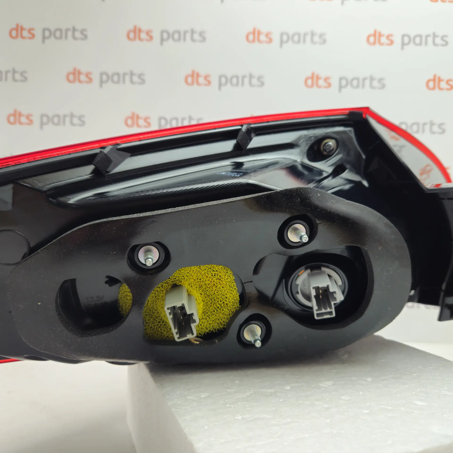 OEM Mazda K07051150D – Rear right taillight
