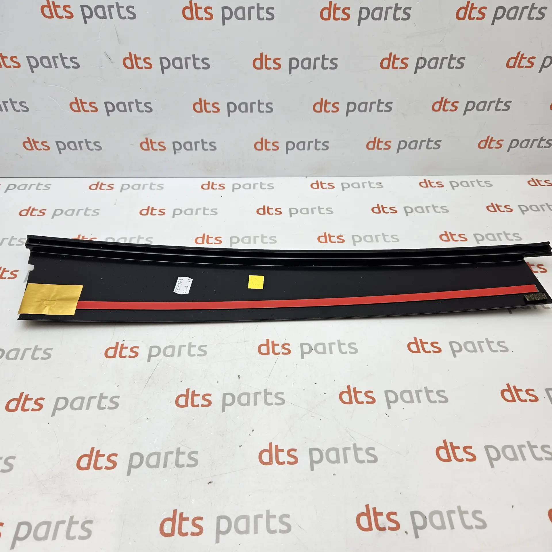 OEM Land Rover LR016338 – Finisher C Pillar, Door Applique