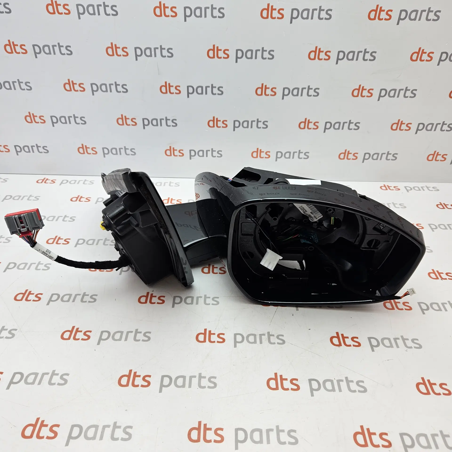OEM Land Rover LR072912 – Right wing mirror Land Rover Discovery  	2018, 2019