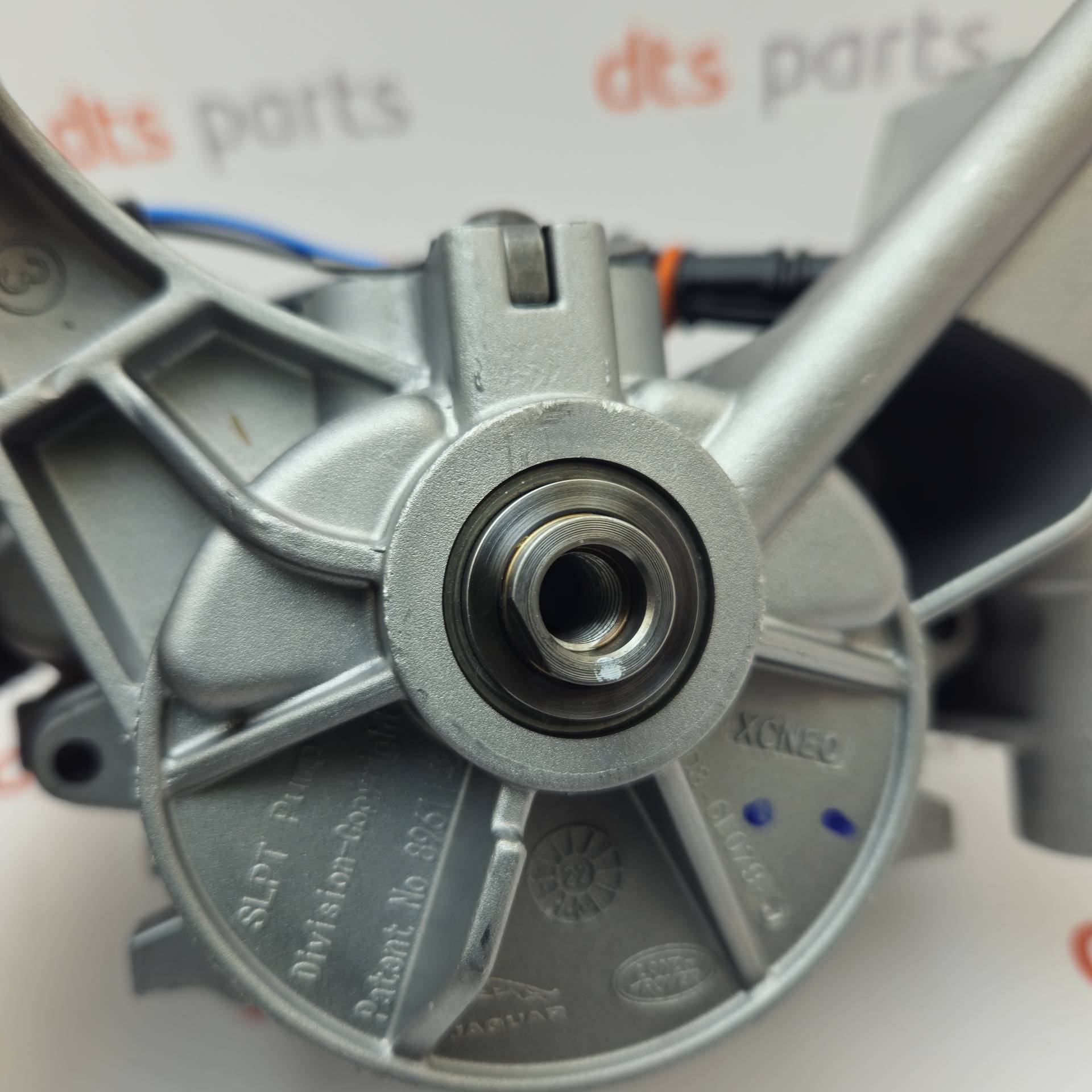 OEM Land Rover LR110501 – Oil and vacuum pump