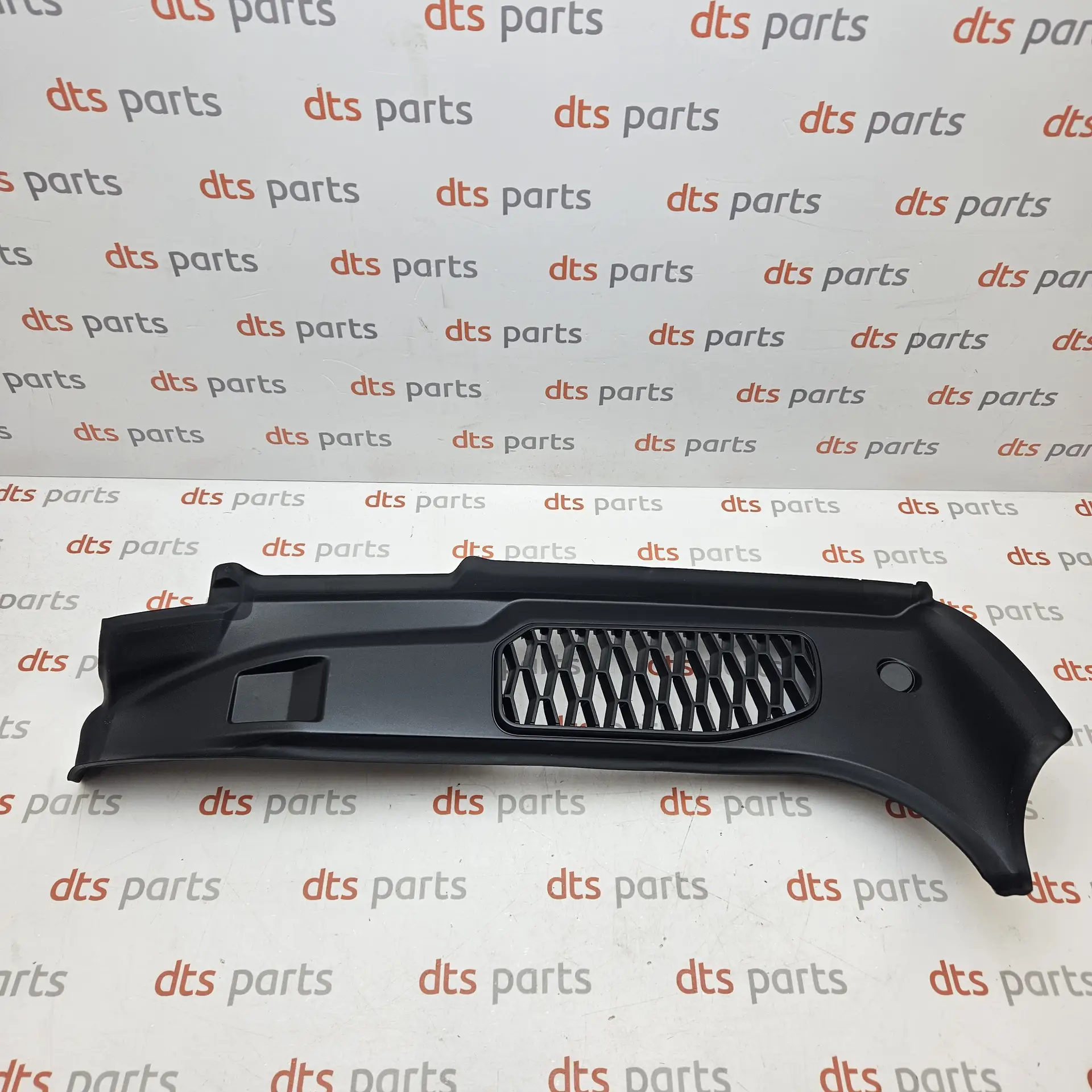 OEM Land Rover LR175416 – Inner tail gate trim