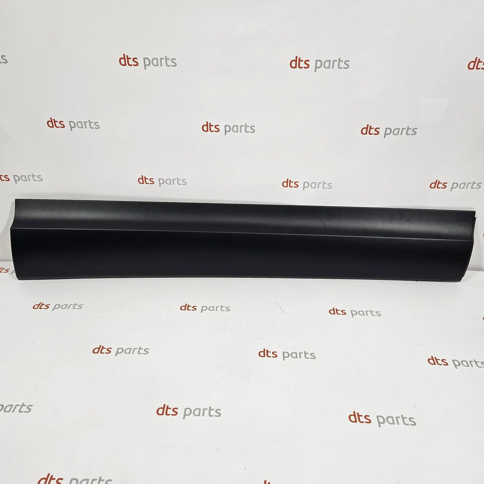 OEM Land Rover LR182892 – Front right lower door molding
