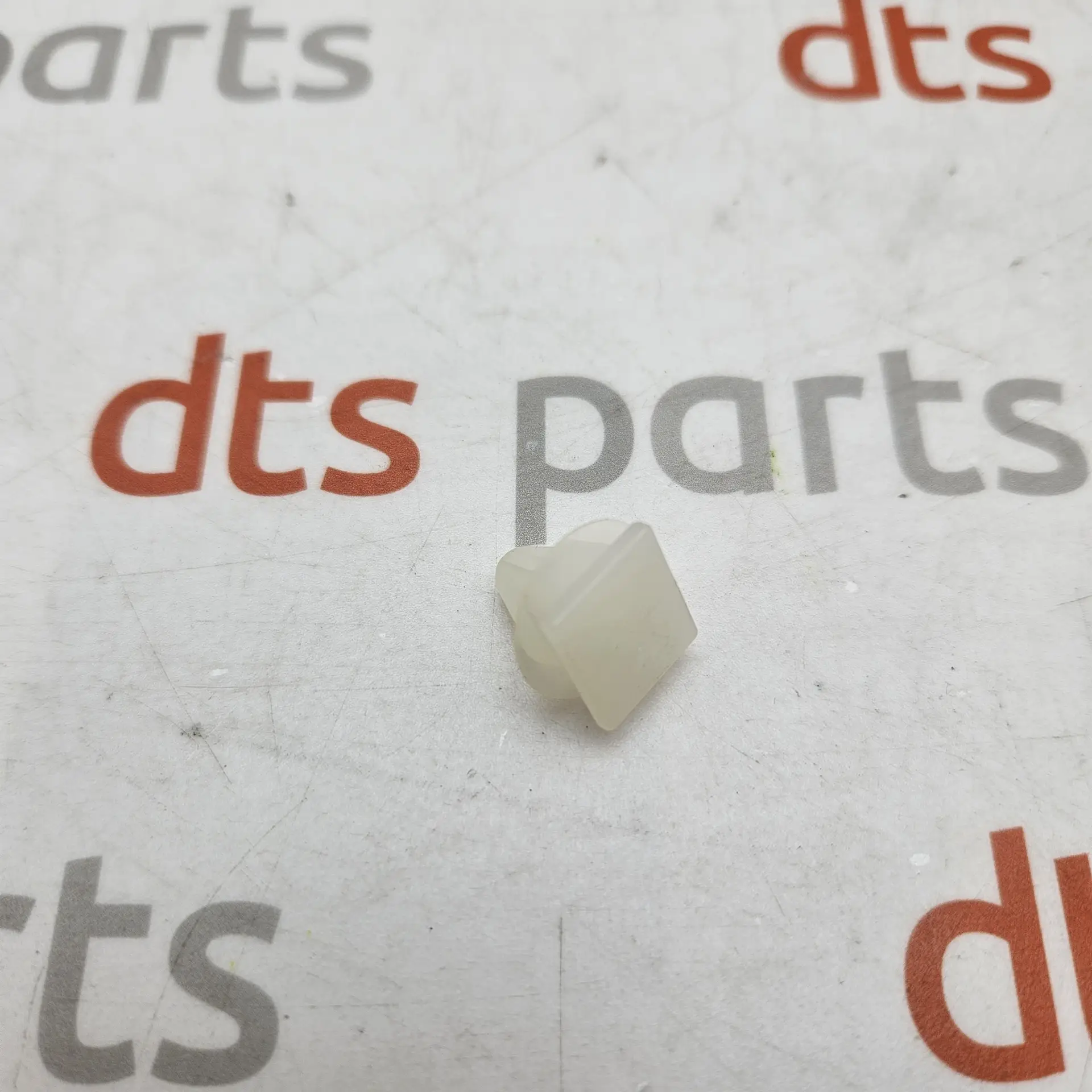 OEM Mitsubishi MB132135 – Clip