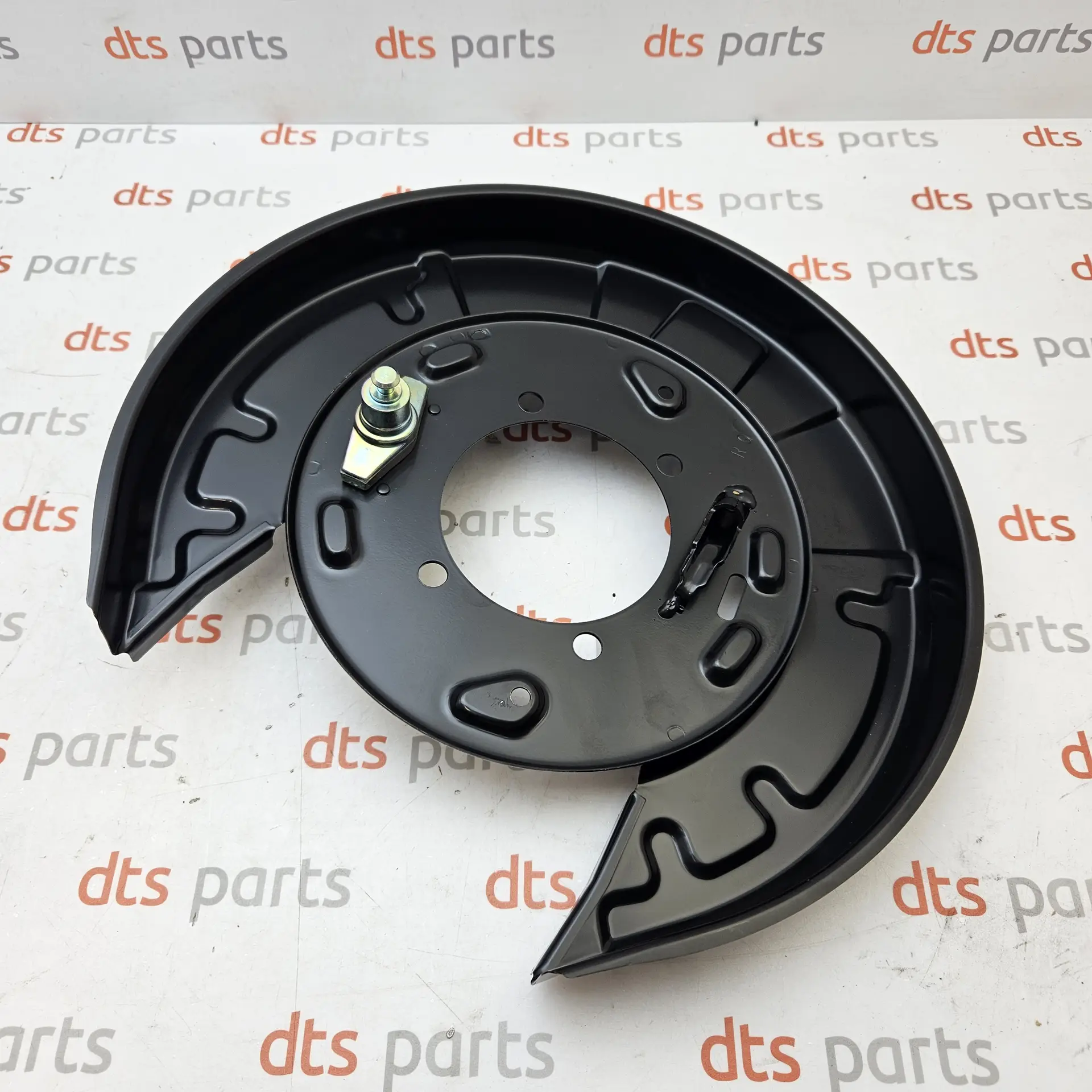 OEM Mitsubishi MB858534 – Rear right side brake backing plate