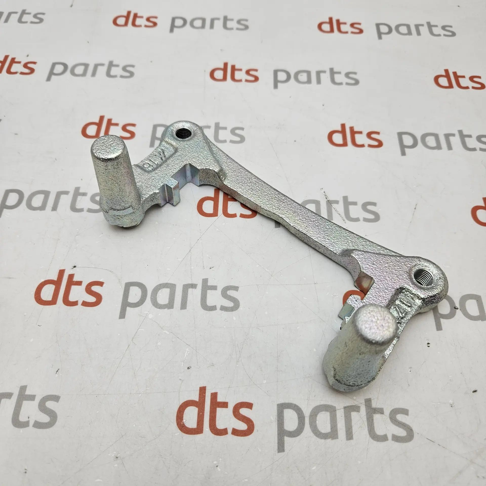 OEM Mitsubishi MN116285 – Rear brake caliper support