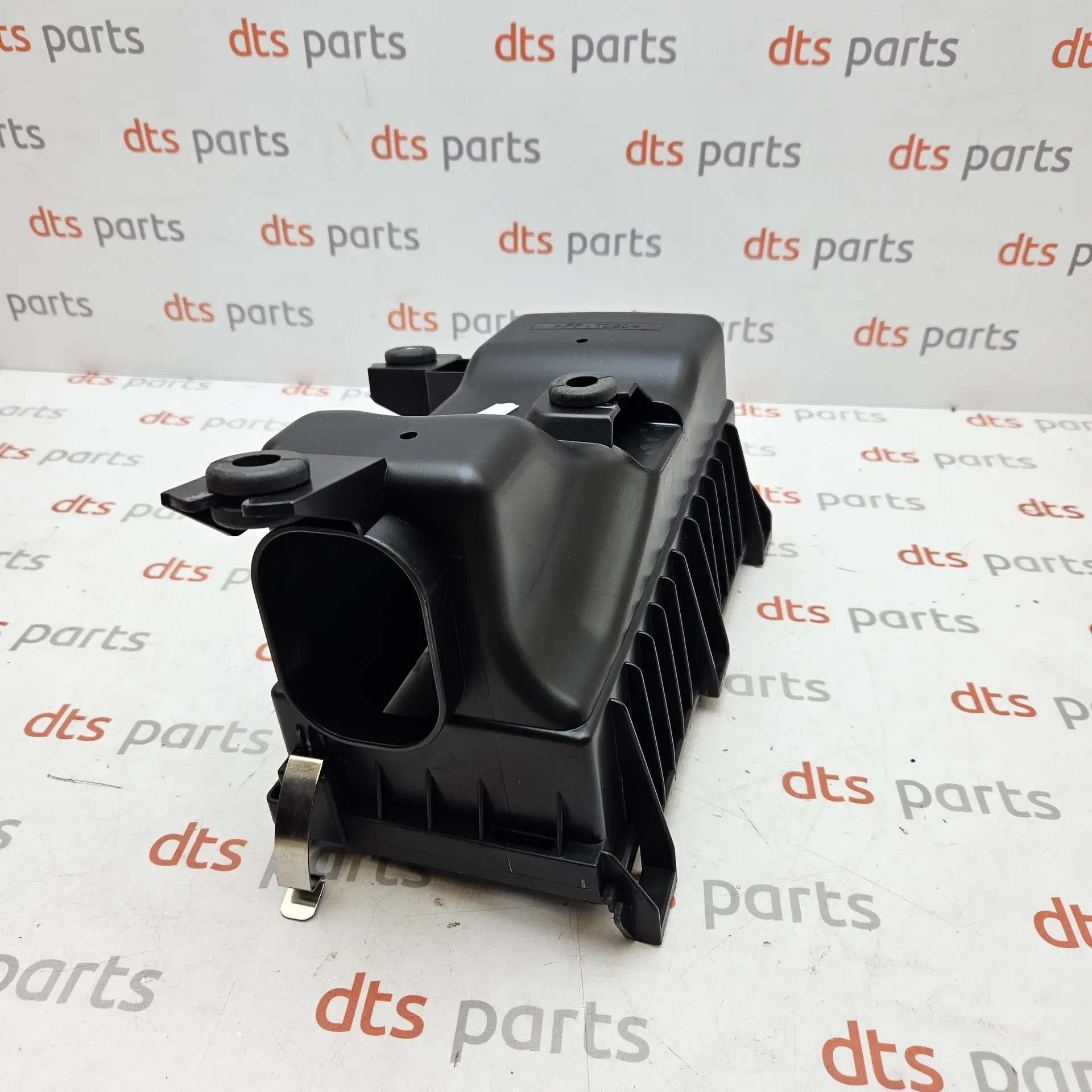 OEM Mitsubishi MN130292 – Engine air cleaner housing filter box assembly
