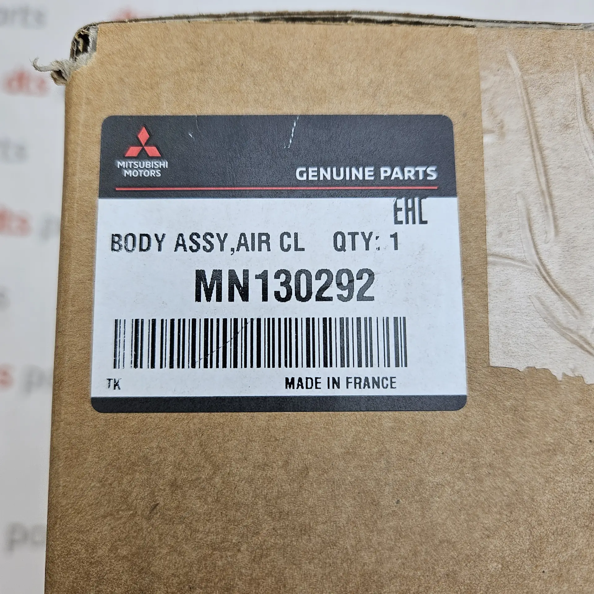 OEM Mitsubishi MN130292 – Engine air cleaner housing filter box assembly