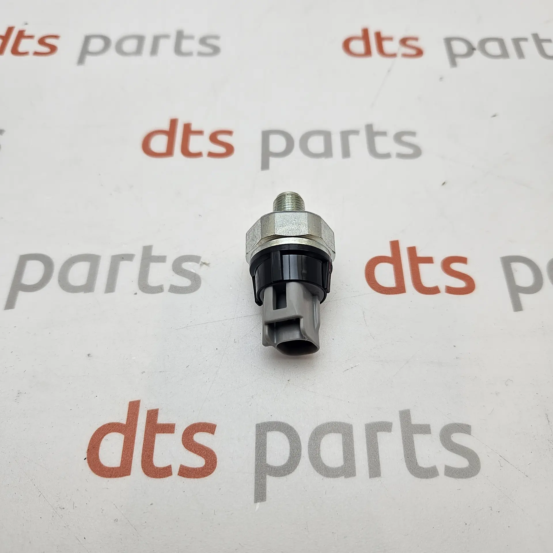 OEM Mitsubishi MN137360 – Oil pressure switch