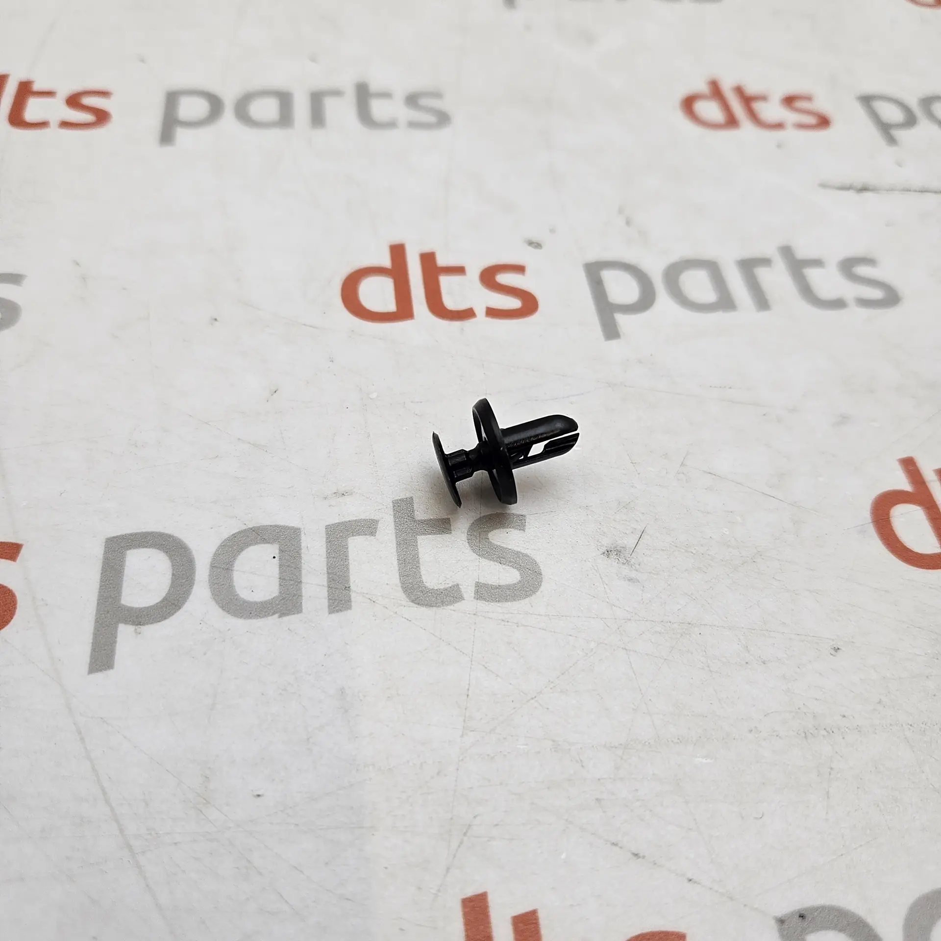OEM Mitsubishi MR288150 – Fender liner and engine splash shield push-in expansion retainer clip