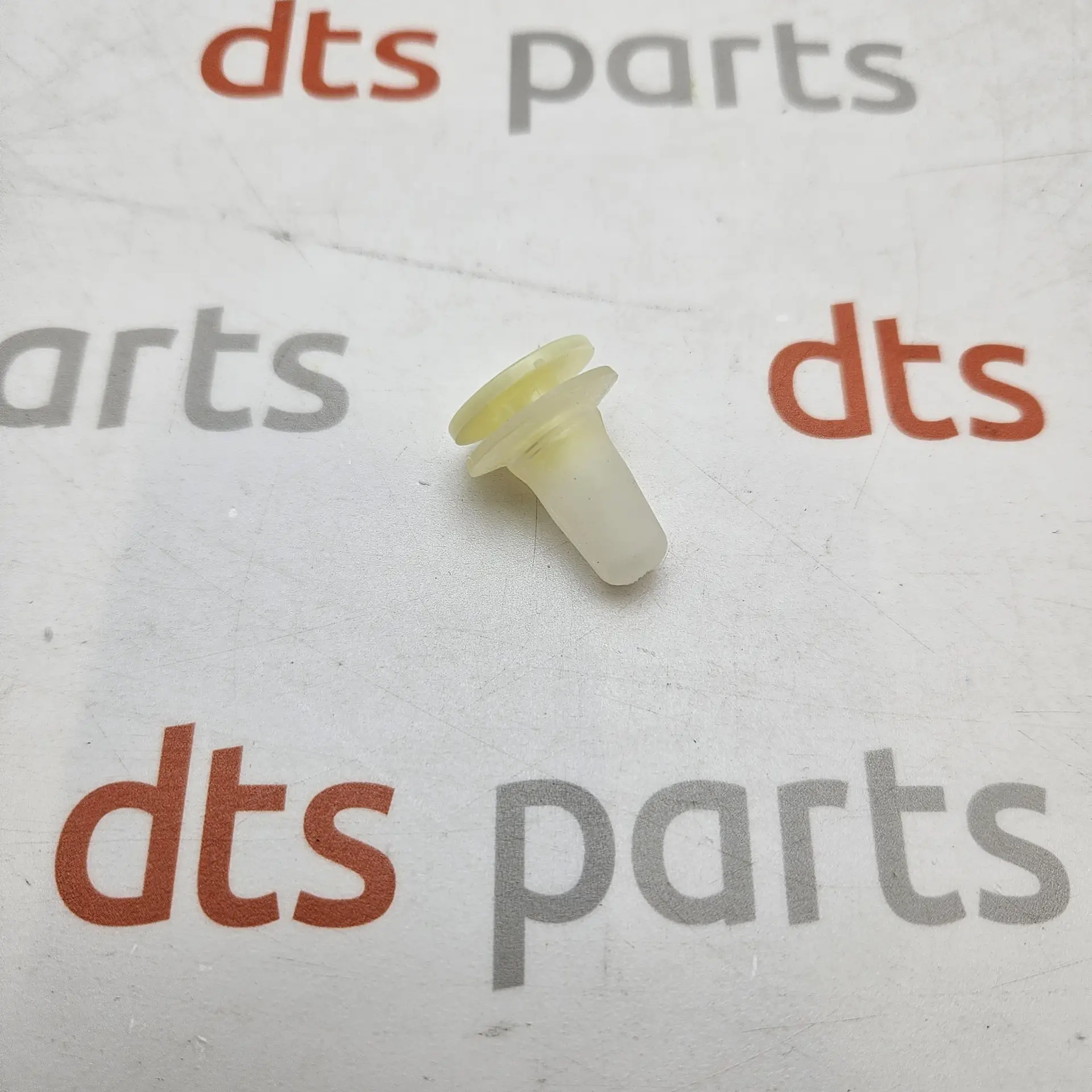 OEM Mitsubishi MU810528 – Tail light grommet